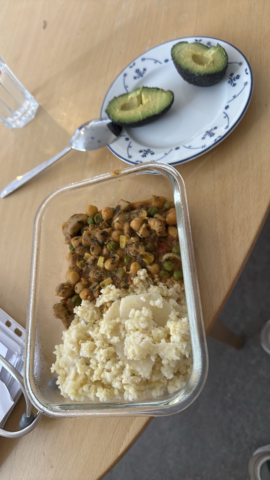 Bulgur med grönsaksgryta & avokado