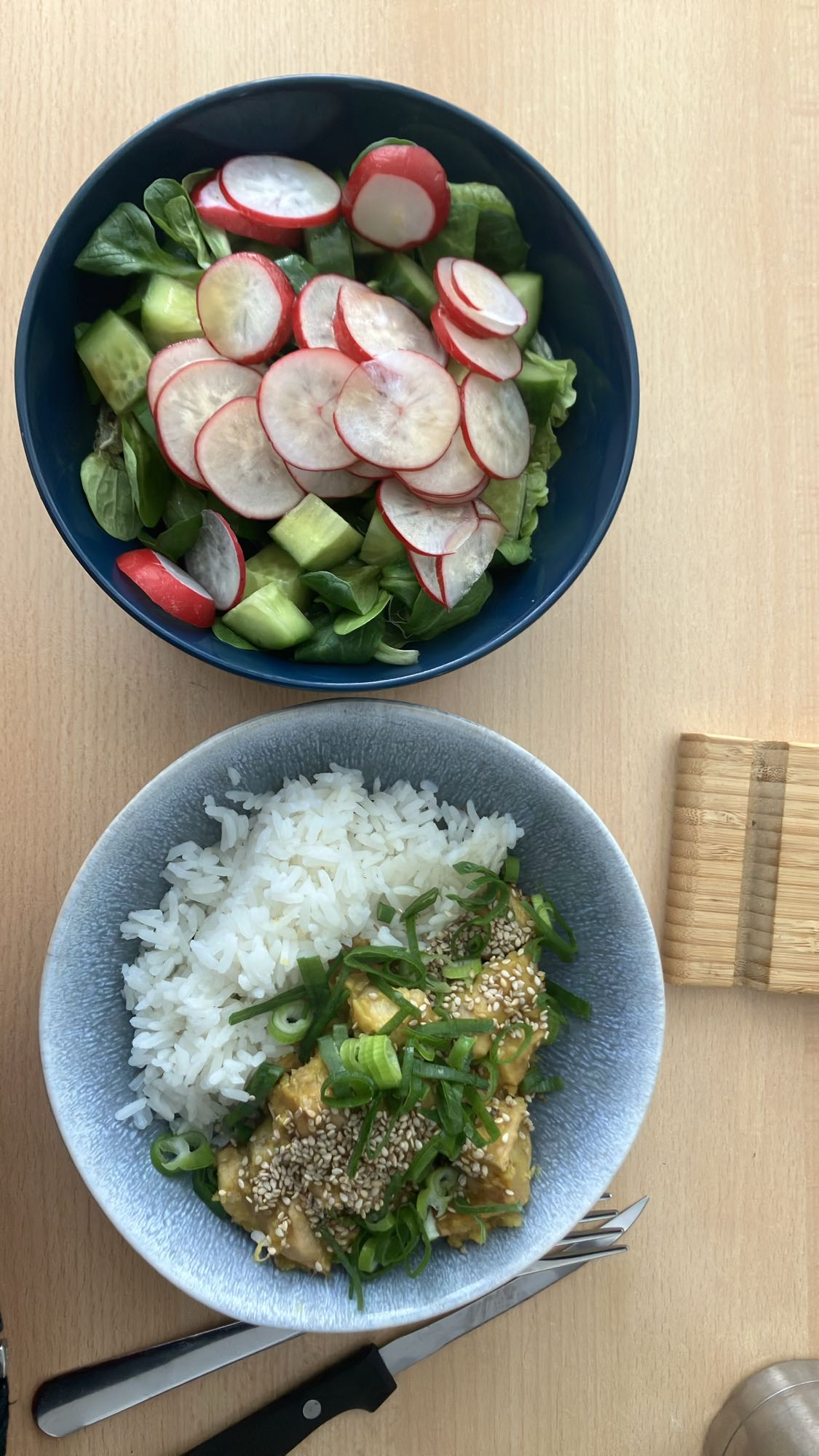 Arroz com frango e salada