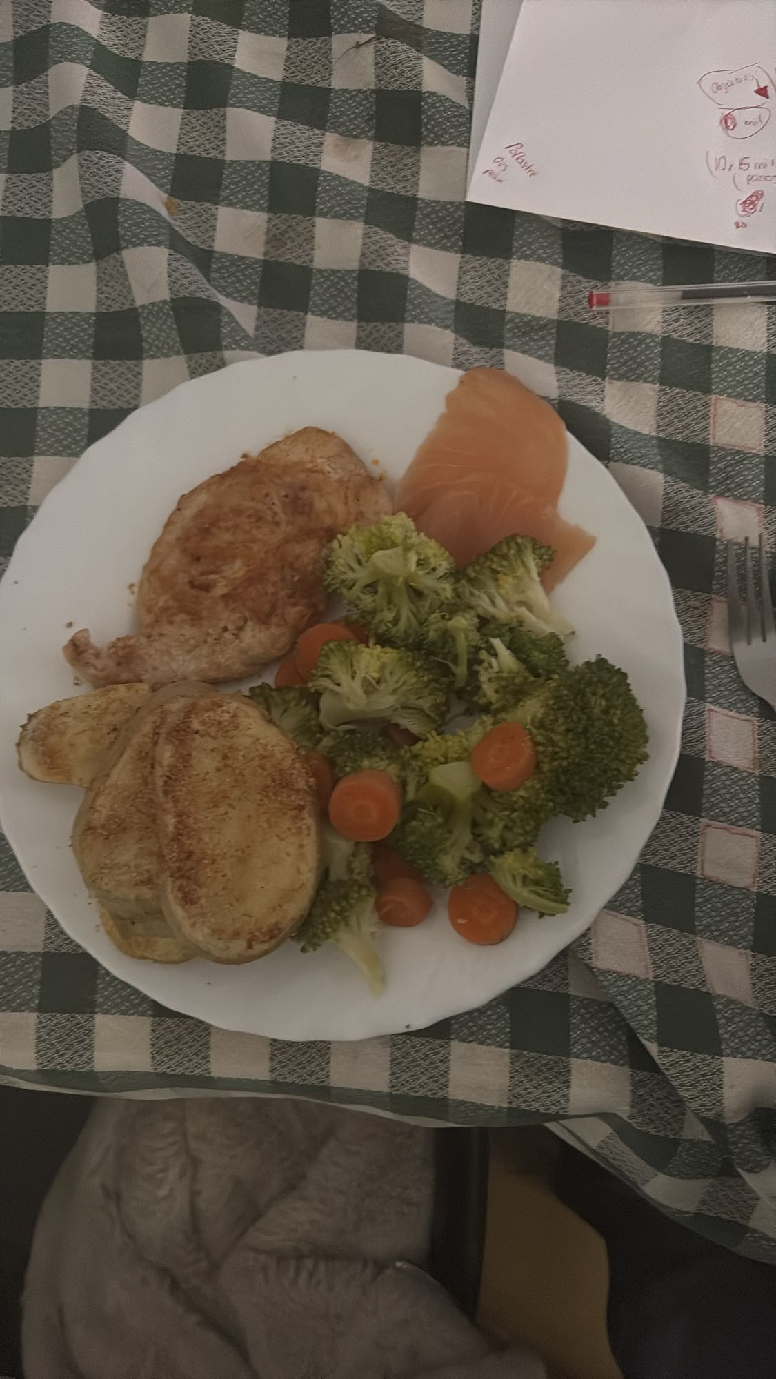Pollo, salmón y verduras