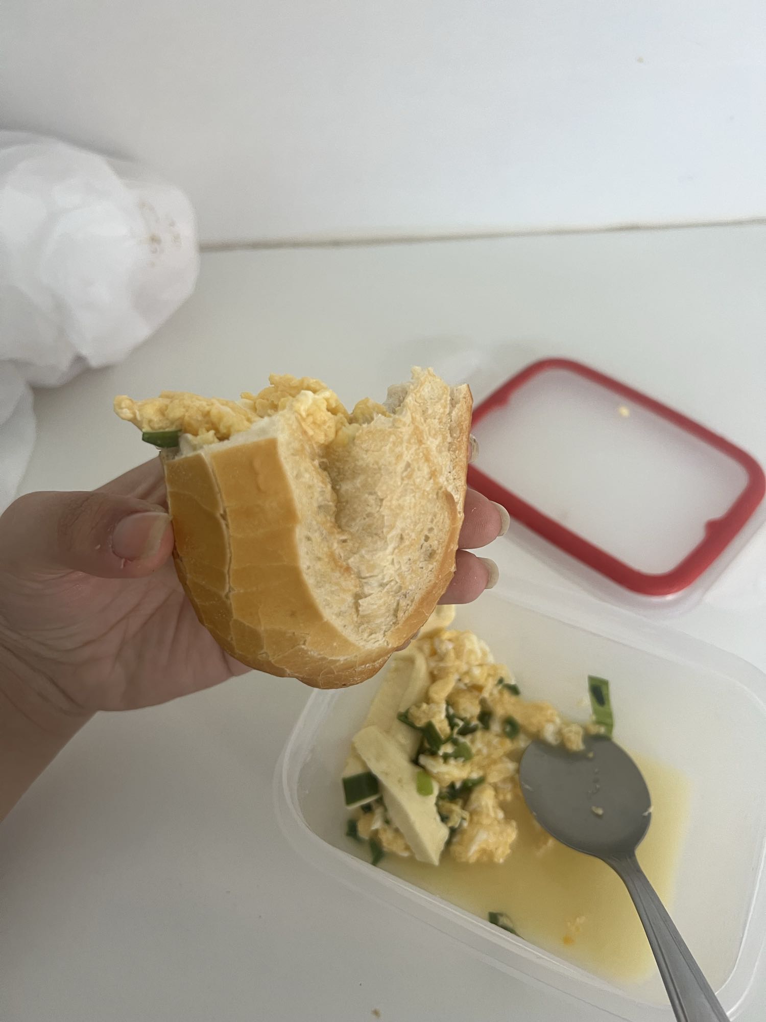Pão com ovos mexidos