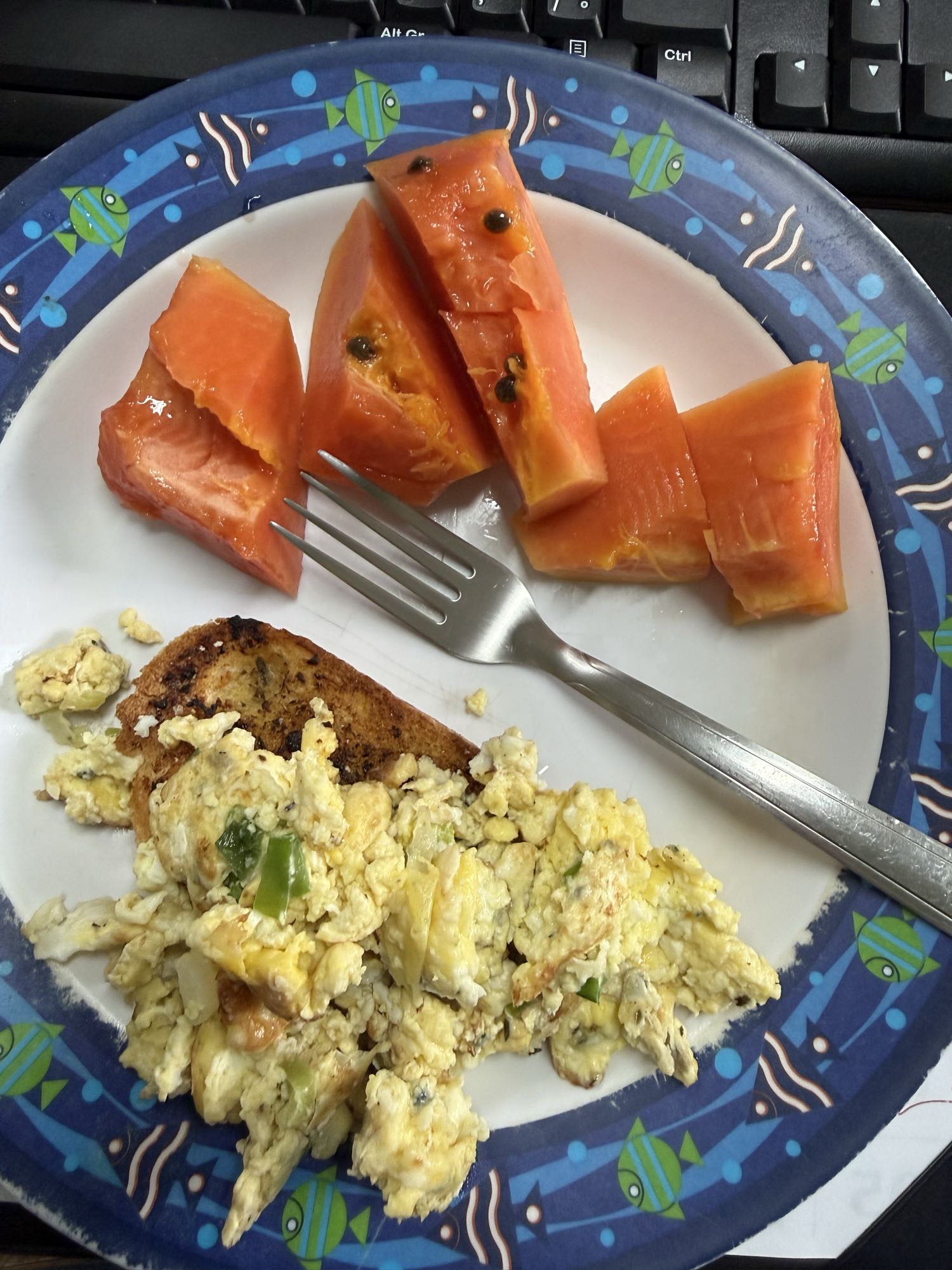 Ovos mexidos, mamão e torrada