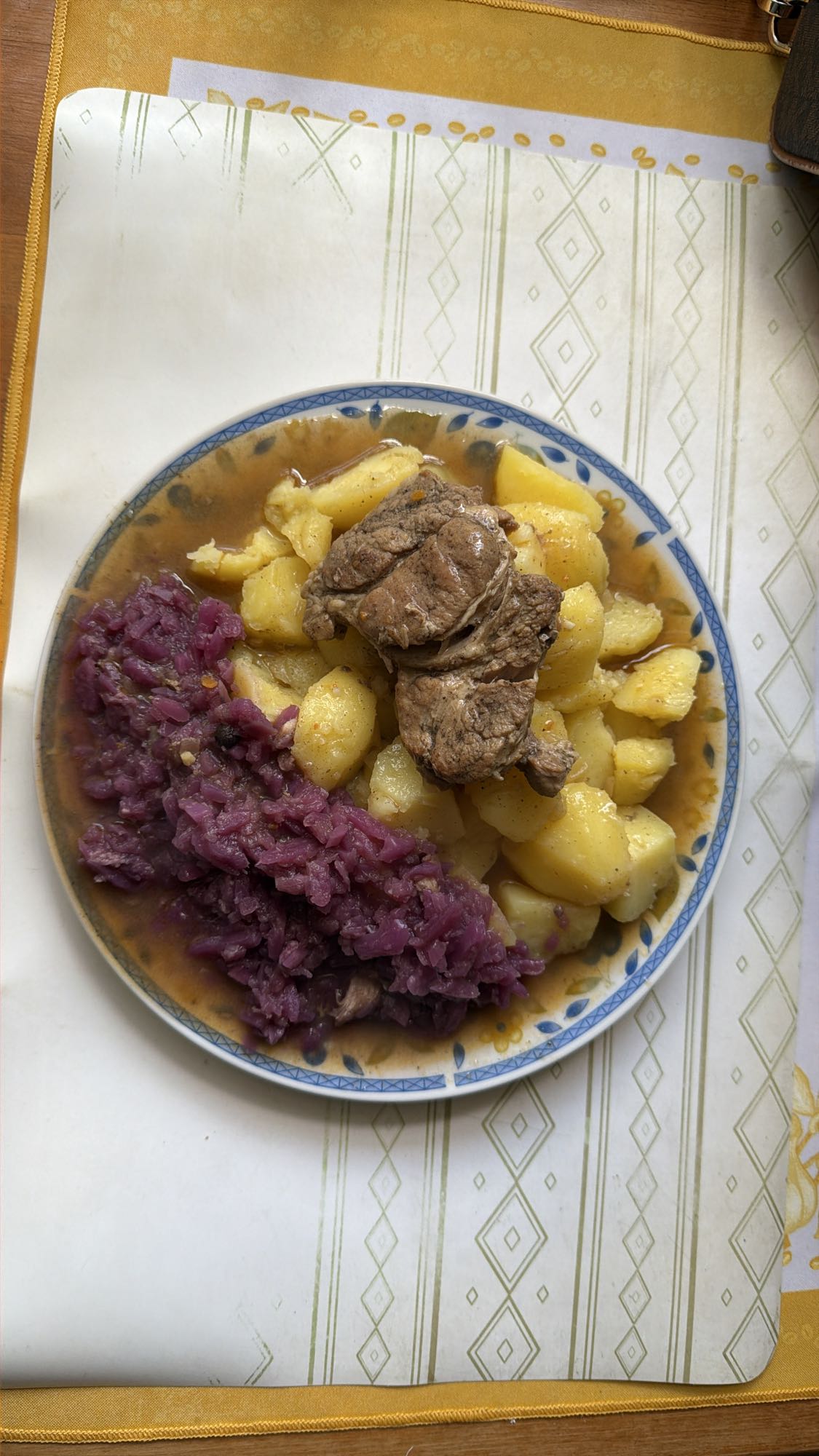 wołowina z ziemniakami i czerwoną kapustą