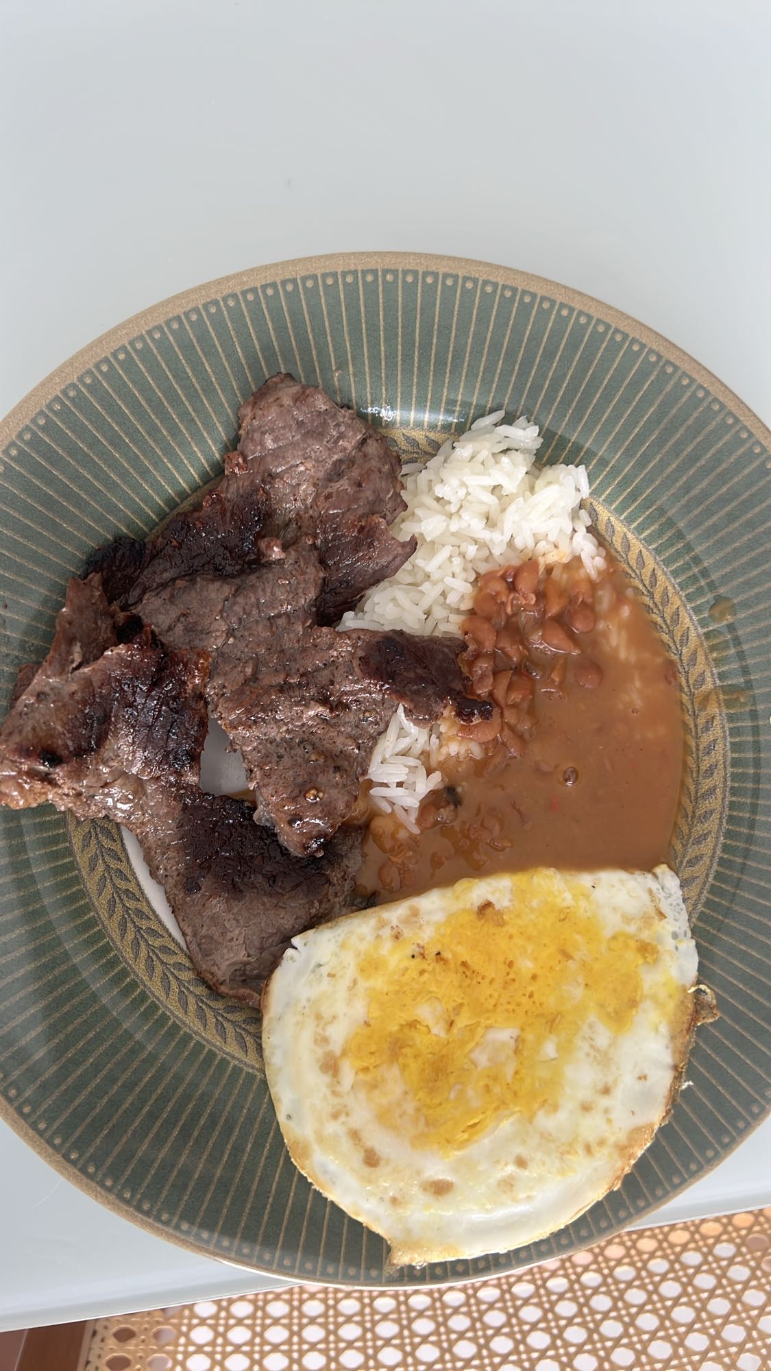 Bife, arroz, feijão e ovo
