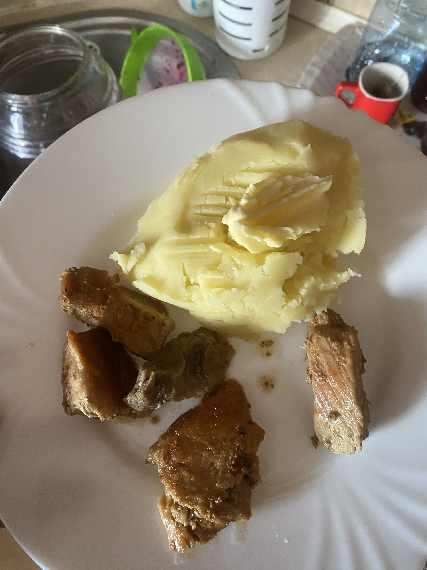 Ziemniaki z masłem i duszoną wieprzowiną