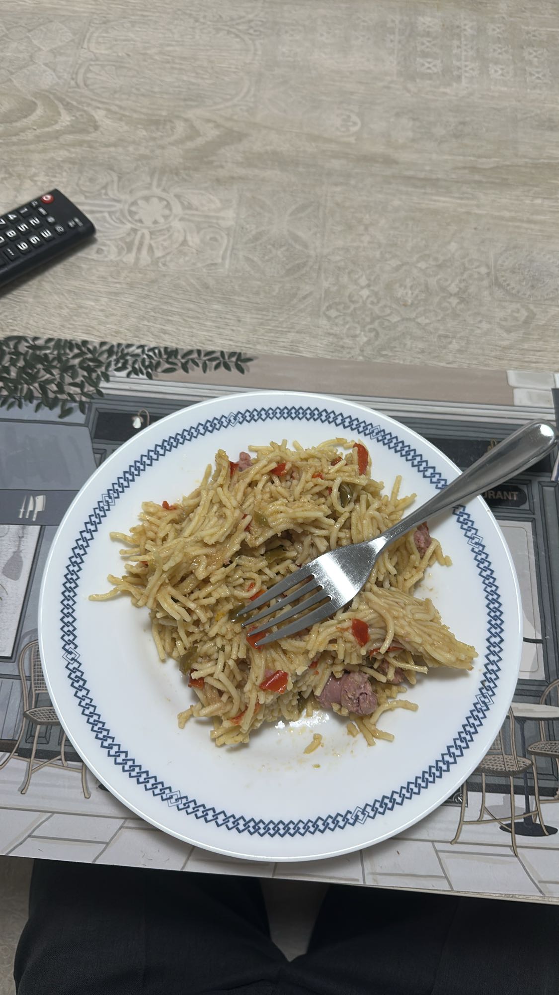 Fideos con salchicha y verduras