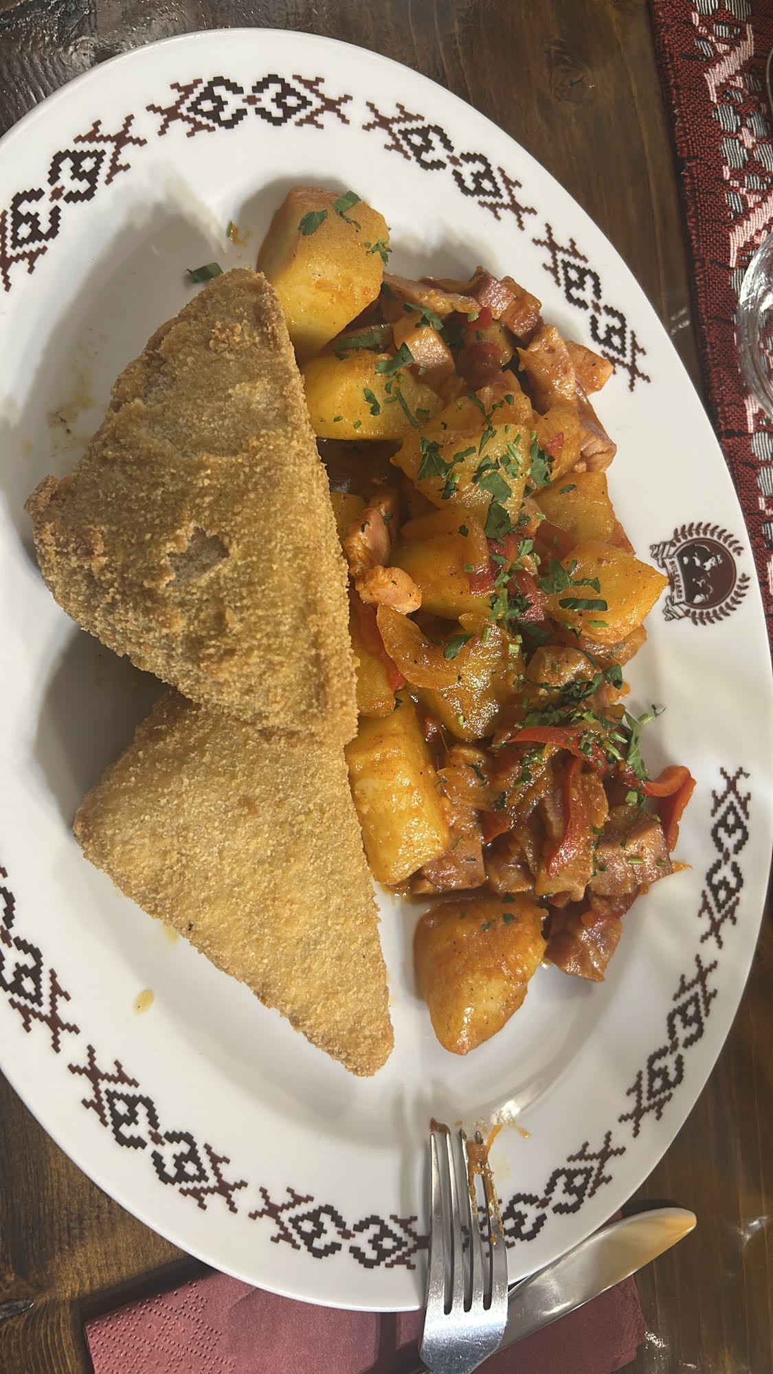 Cartofi cu șnițel și tocăniță