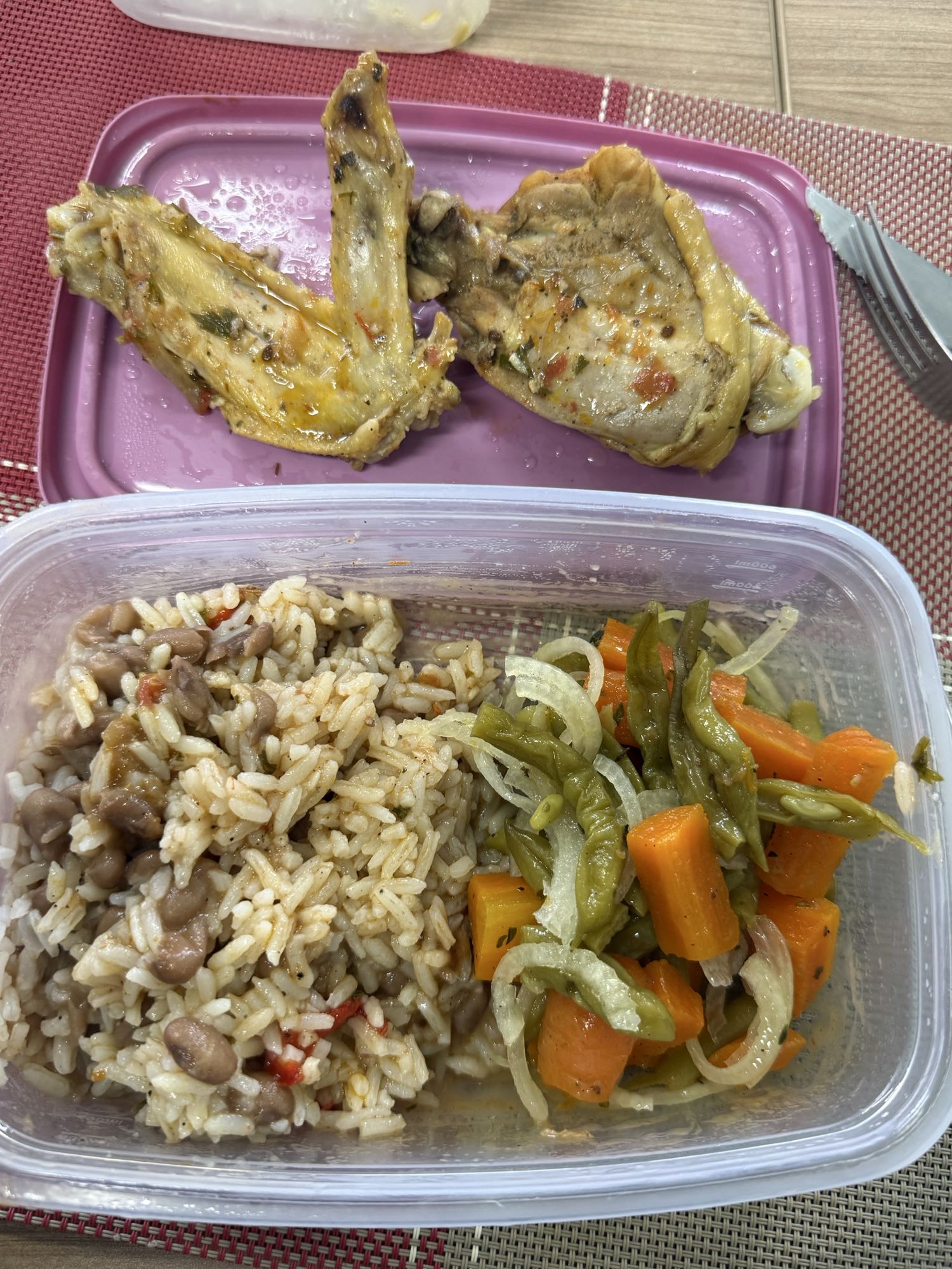 Frango, arroz, feijão e legumes