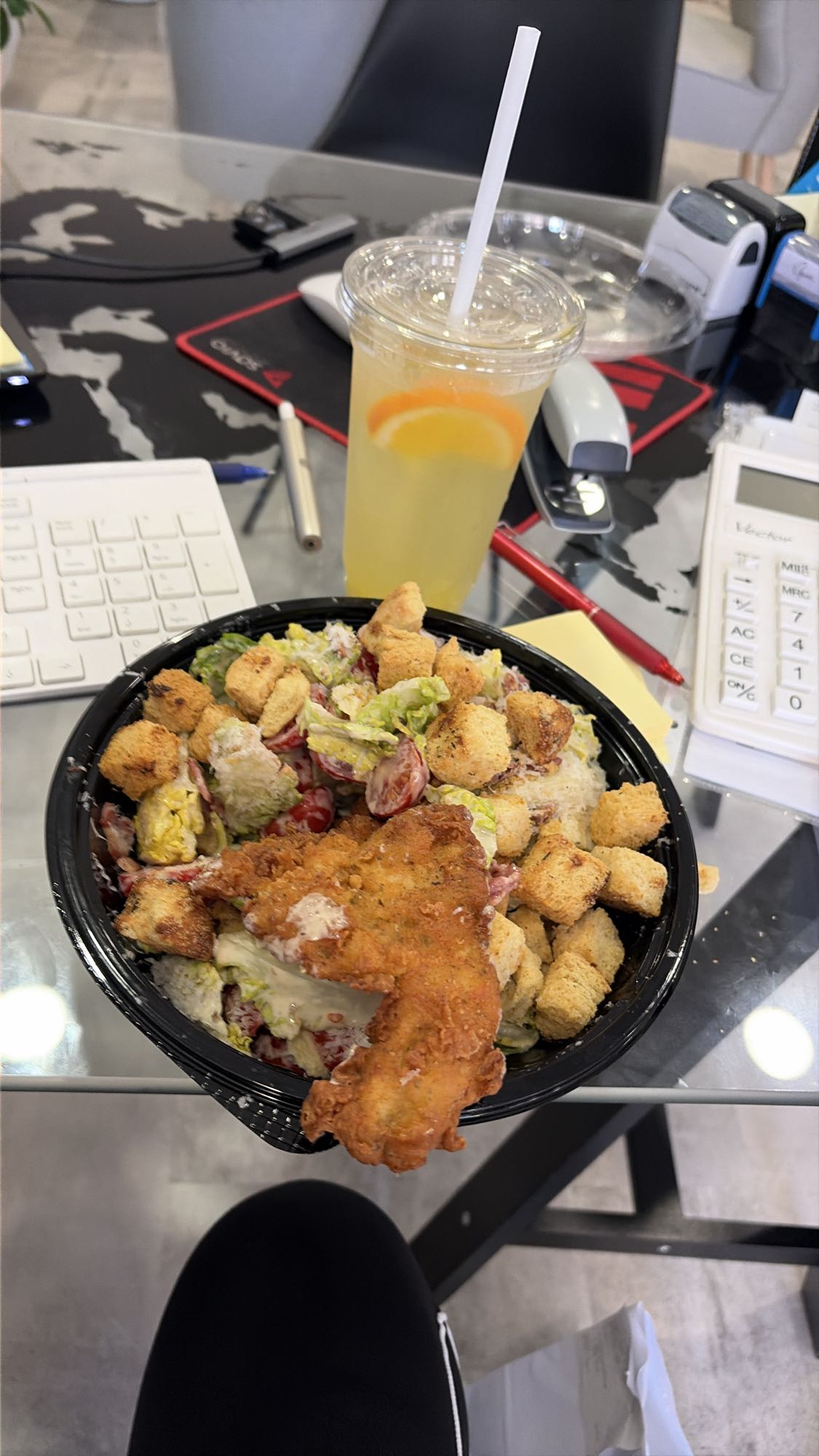 Sałatka z kurczakiem i lemoniadą