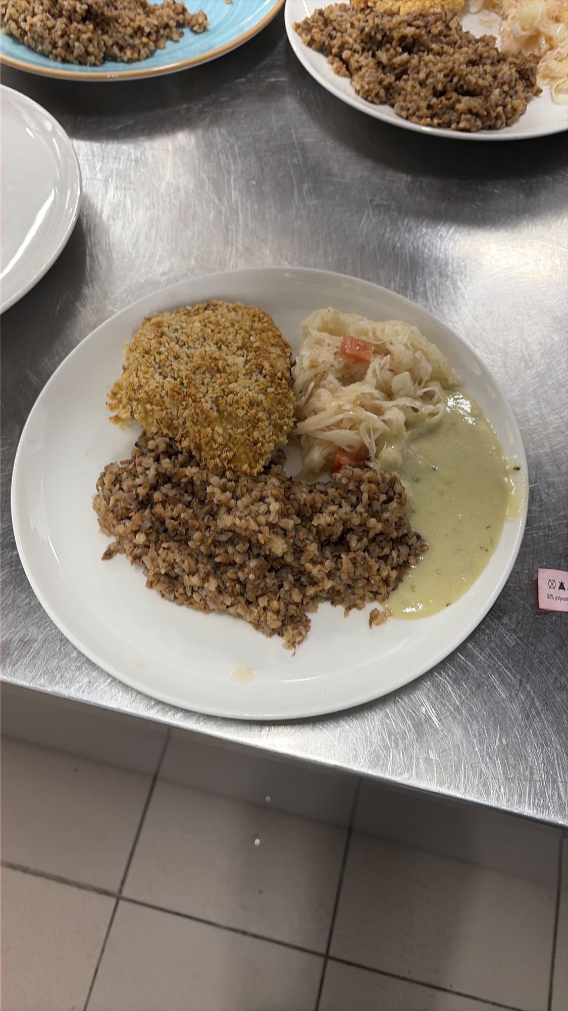 гречка с котлетой и капустой