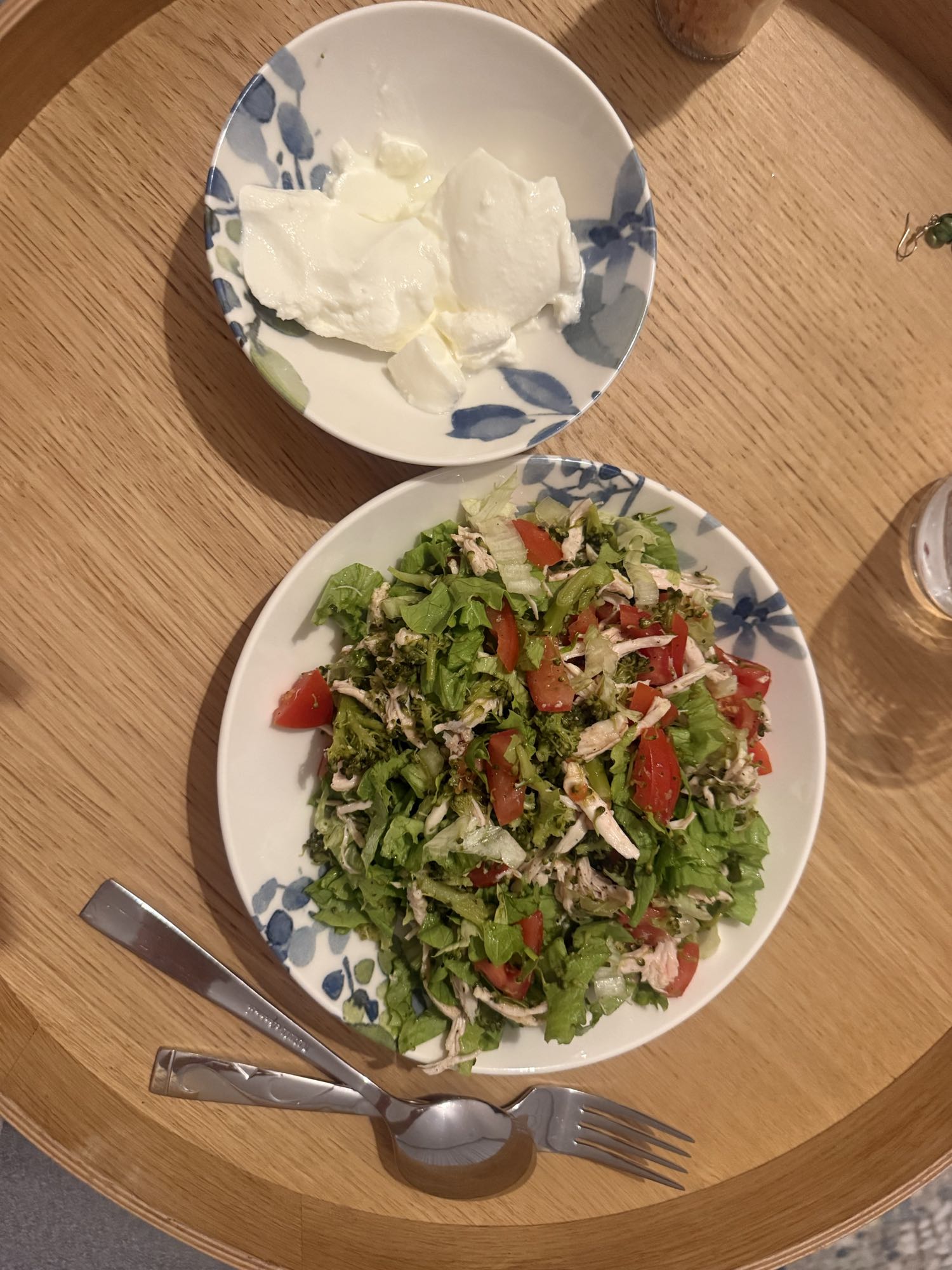 Tavuklu salata ve yoğurt