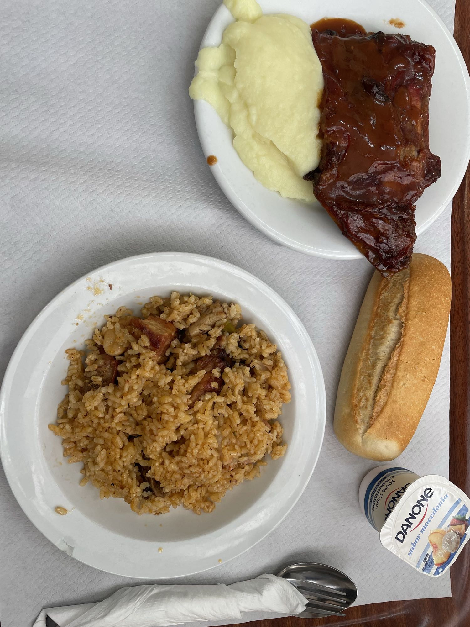 Costillas con arroz y puré
