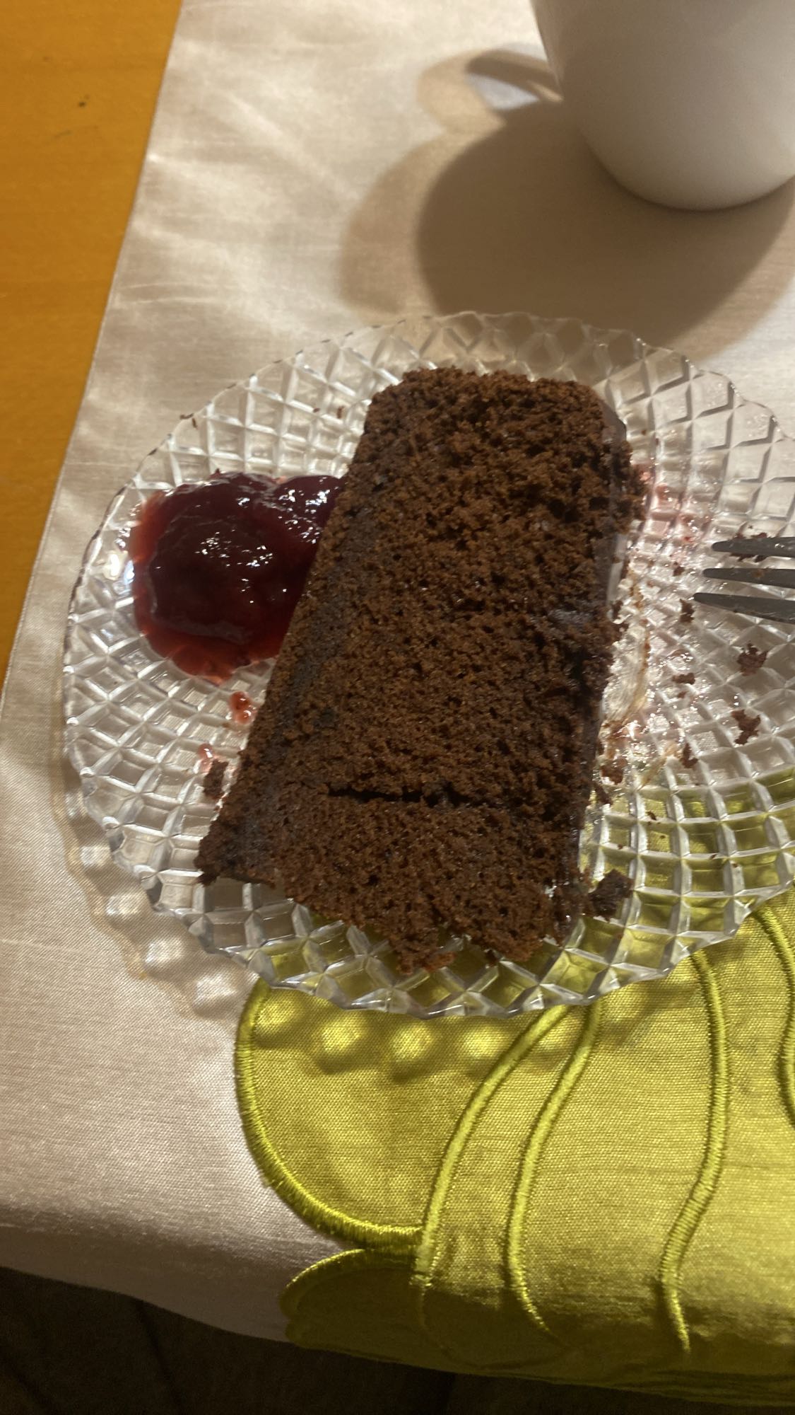 kawałek ciasta czekoladowego z dżemem