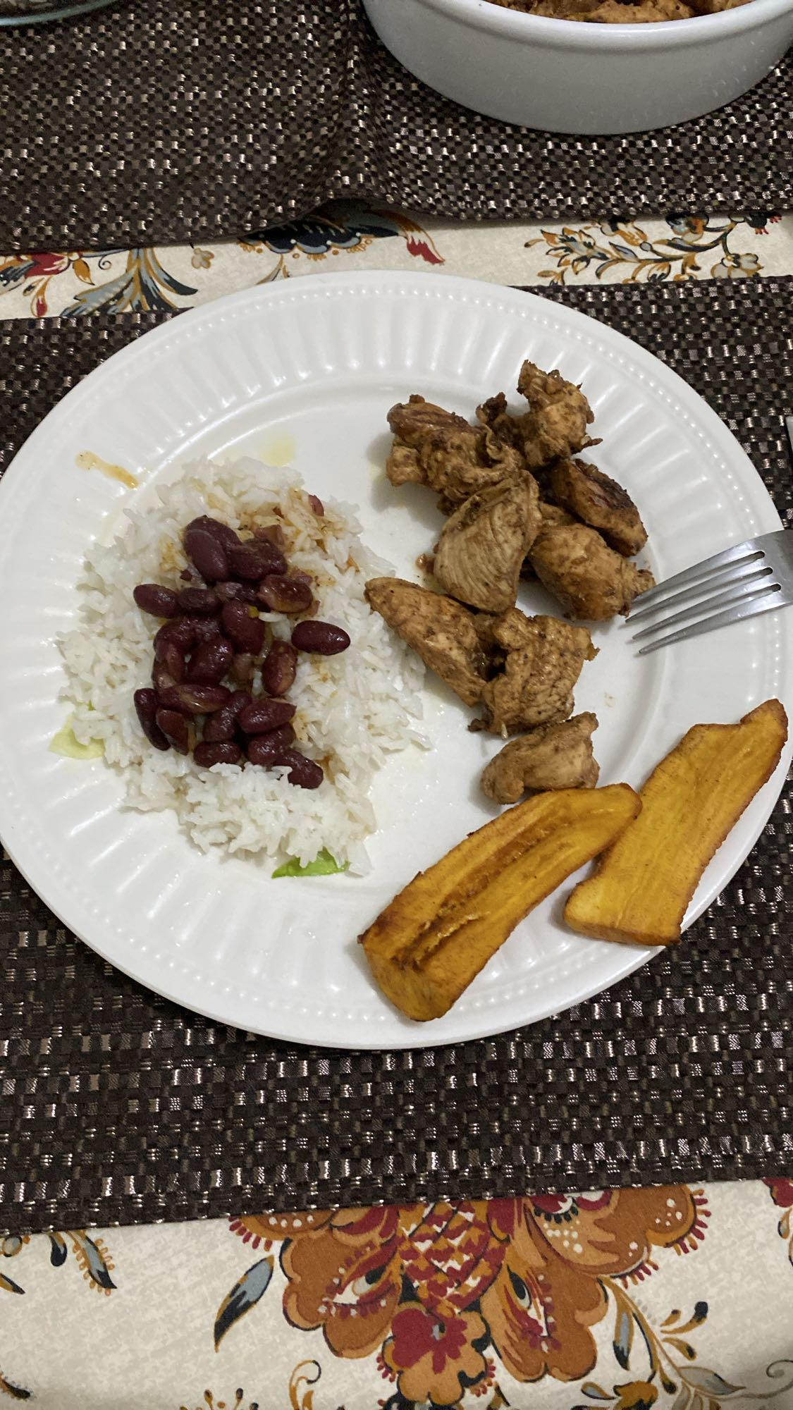 pollo, arroz, frijoles y plátano