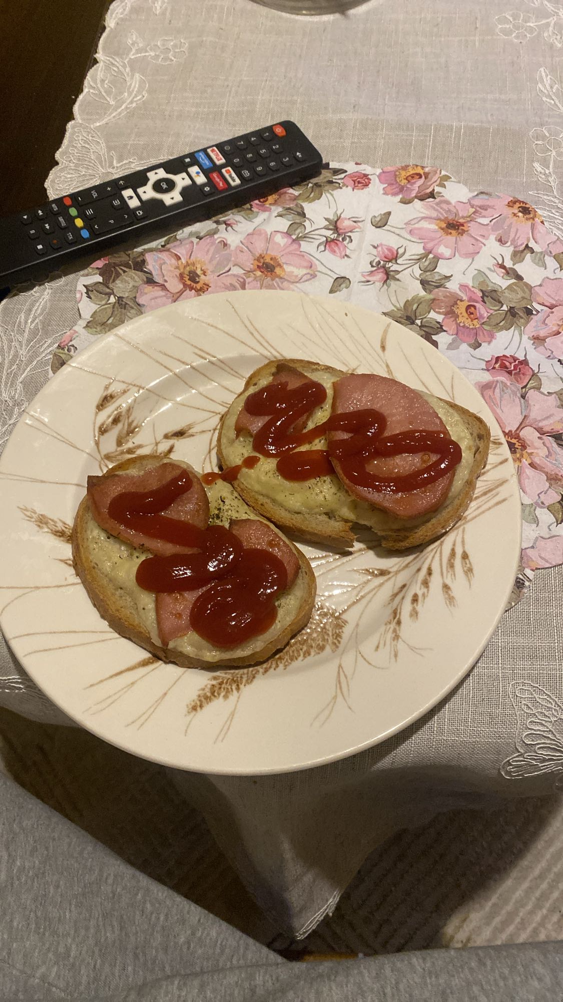 Tosty z szynką i ketchupem