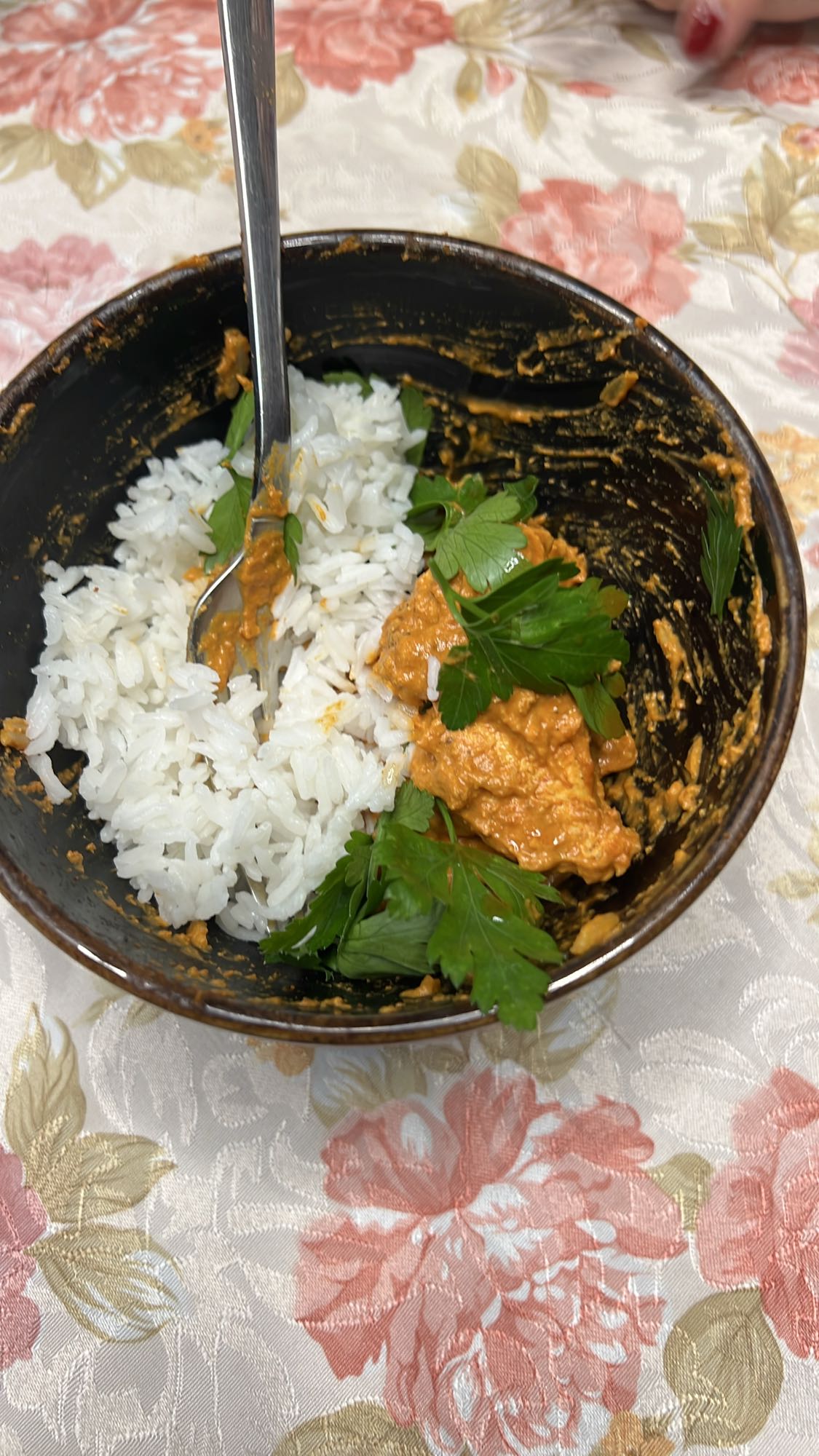 Orez cu pui în sos și pătrunjel