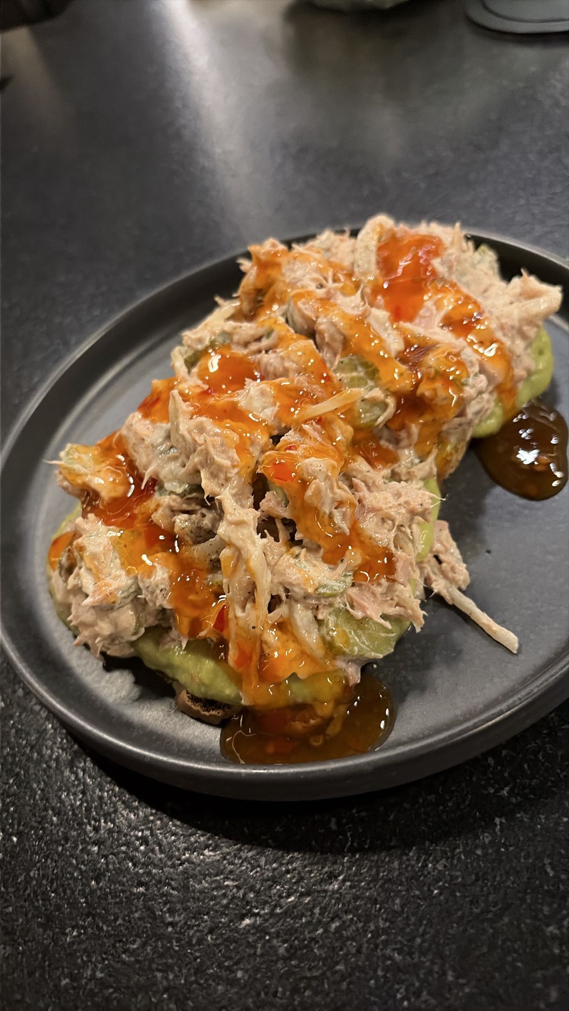 Tosty z tuńczykiem i sosem