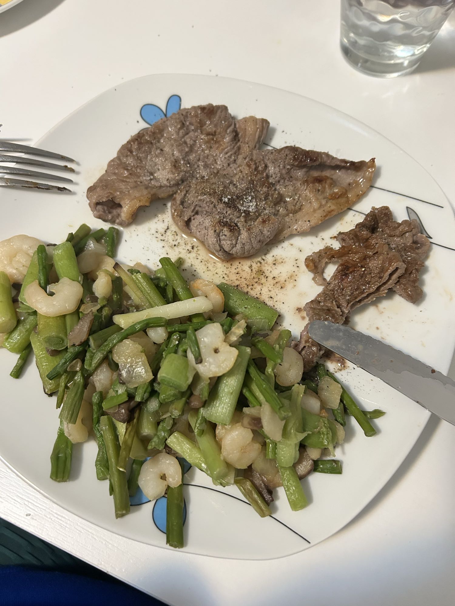 Bistec con verduras y gambas
