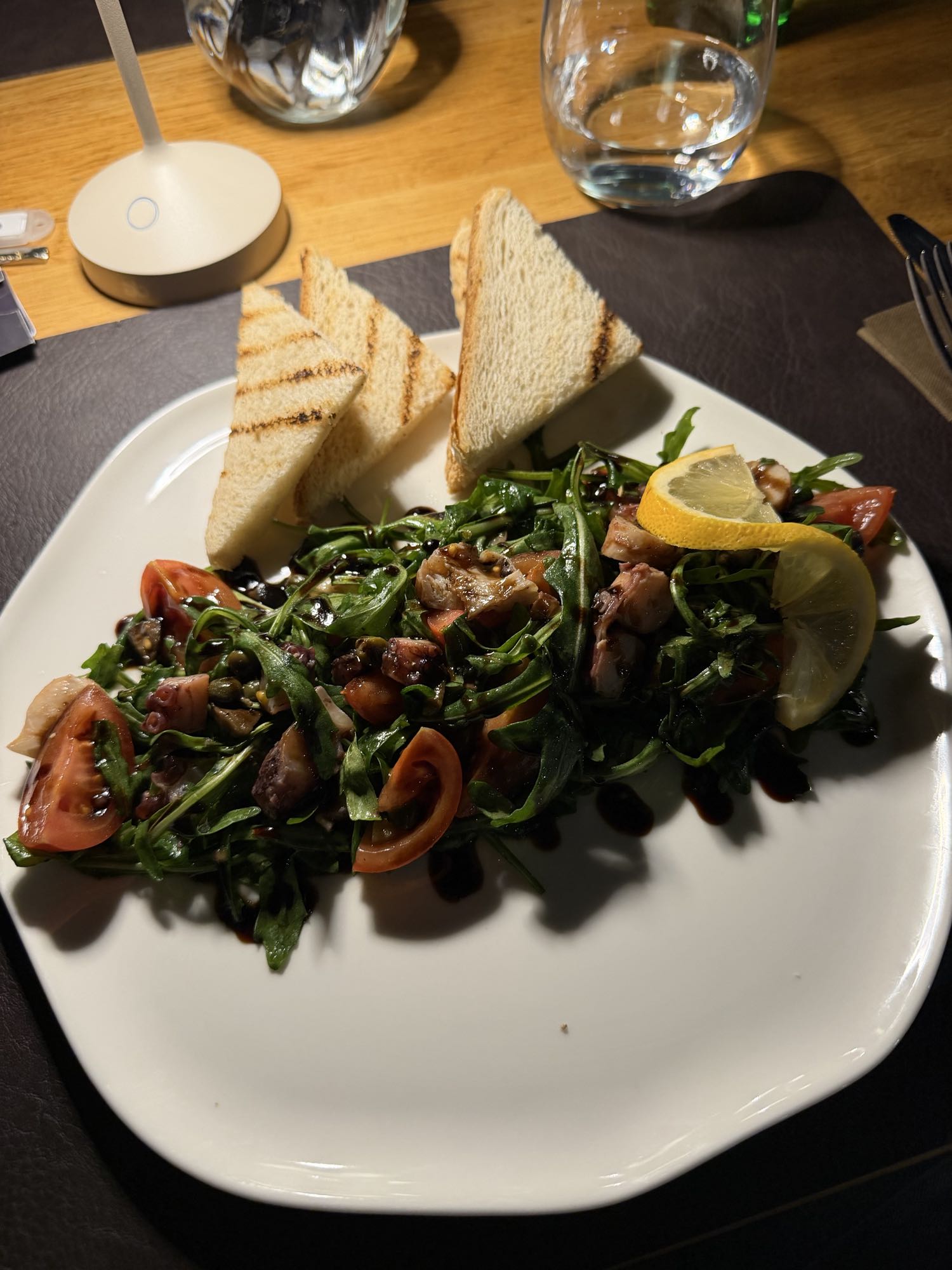 Insalata di polpo e pane tostato