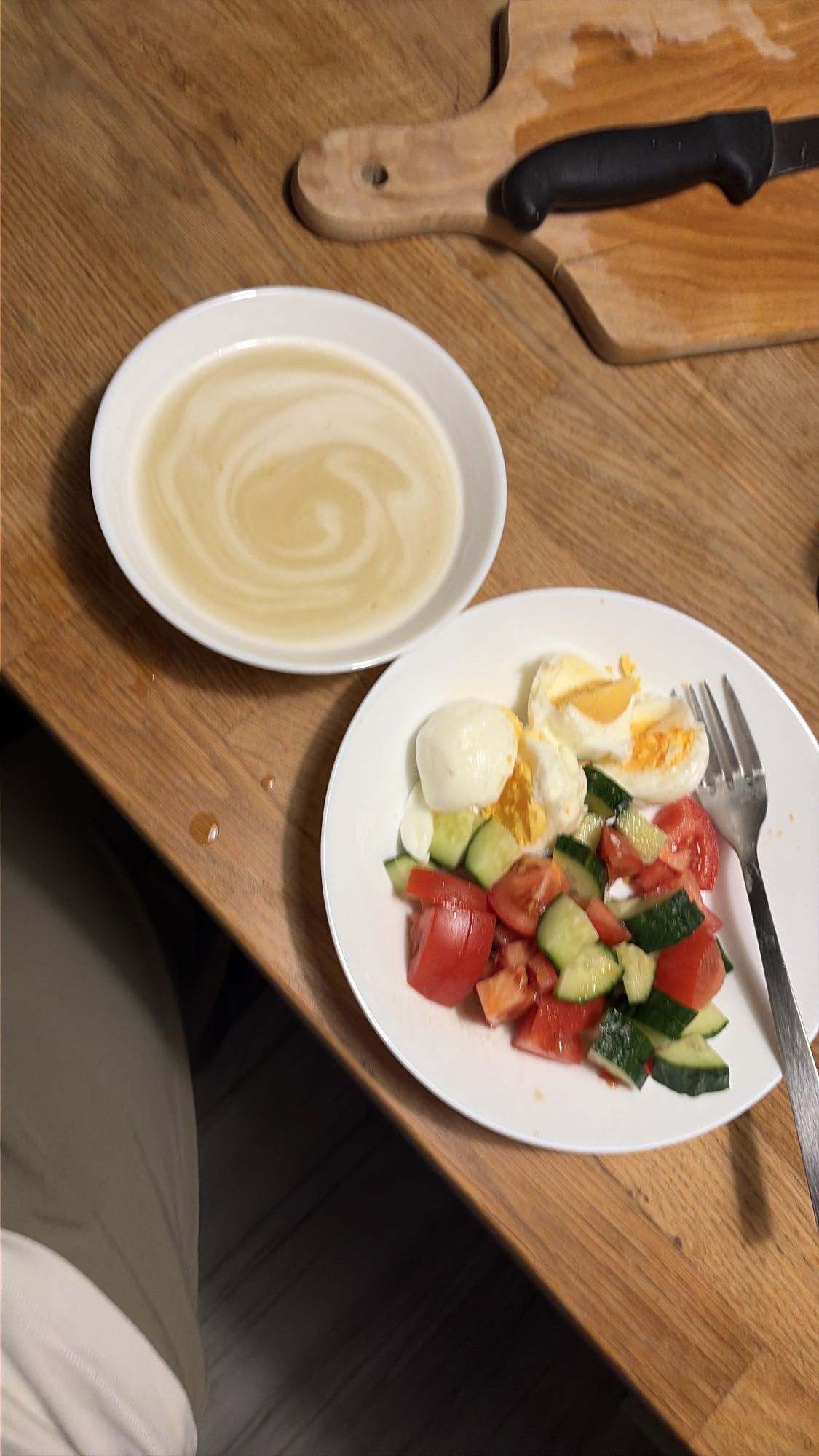 Яйца с овощным салатом и супом