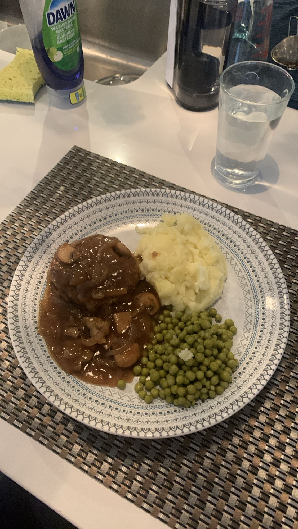 Steak haché sauce, purée, pois