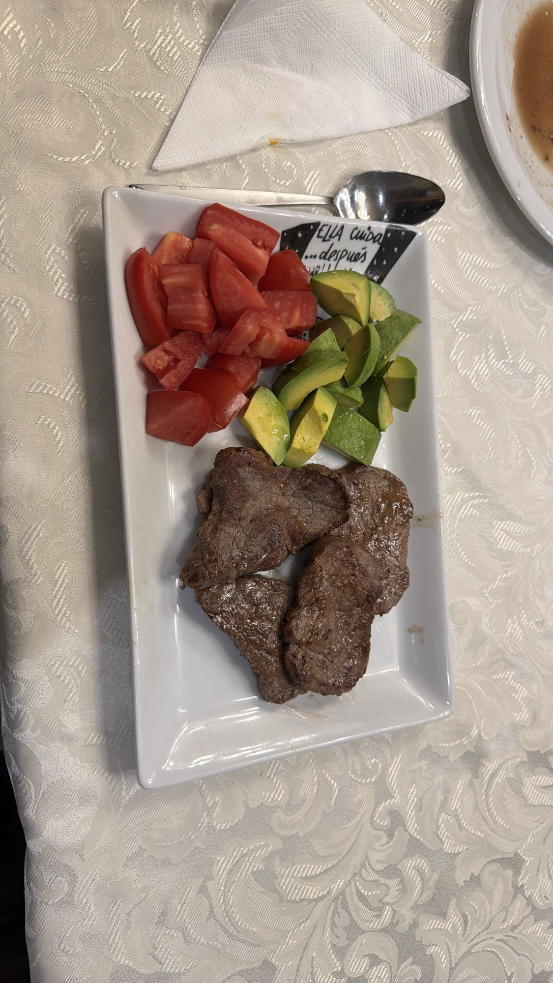 Carne con tomate y aguacate