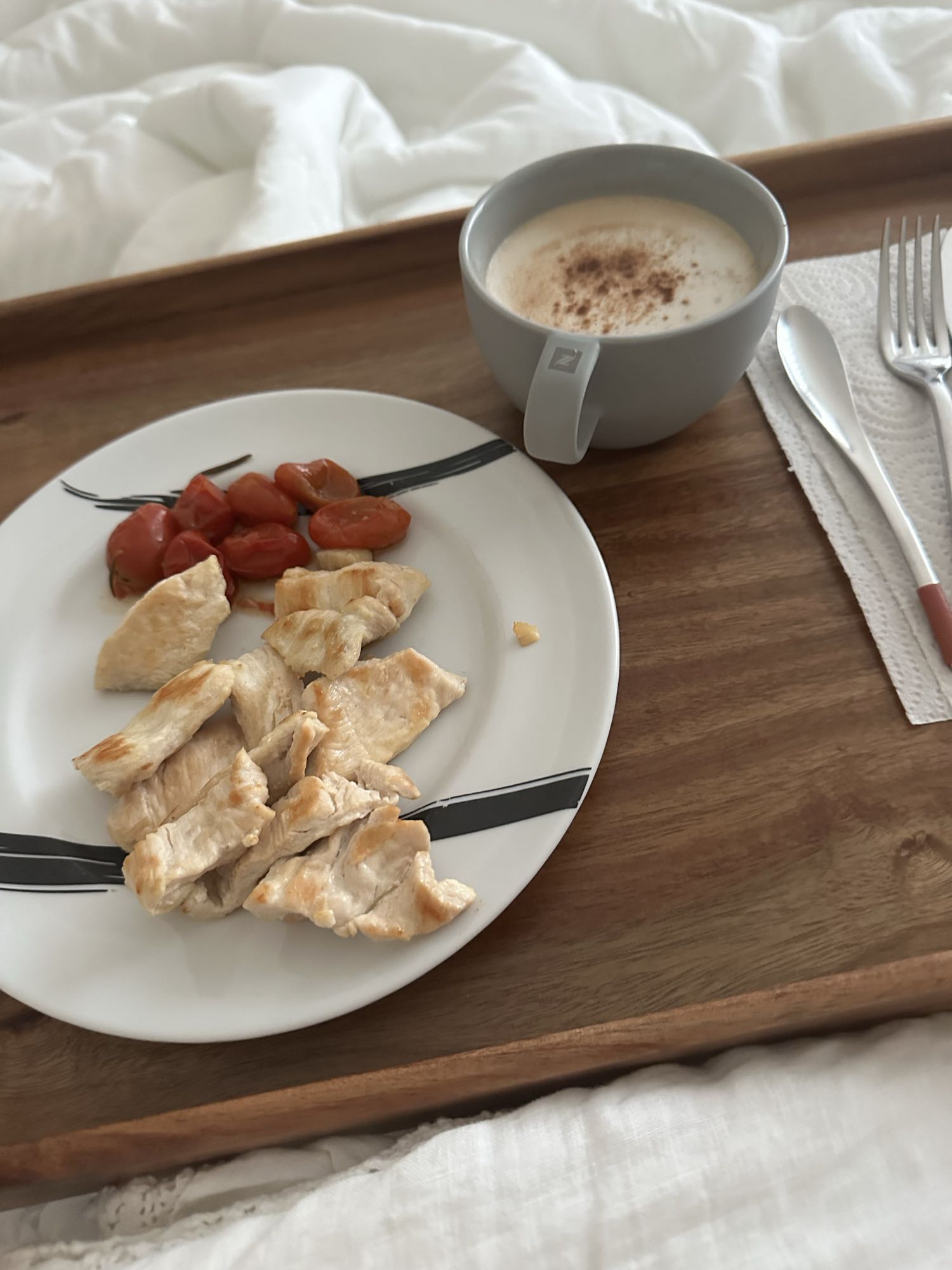 Pollo con tomates y café