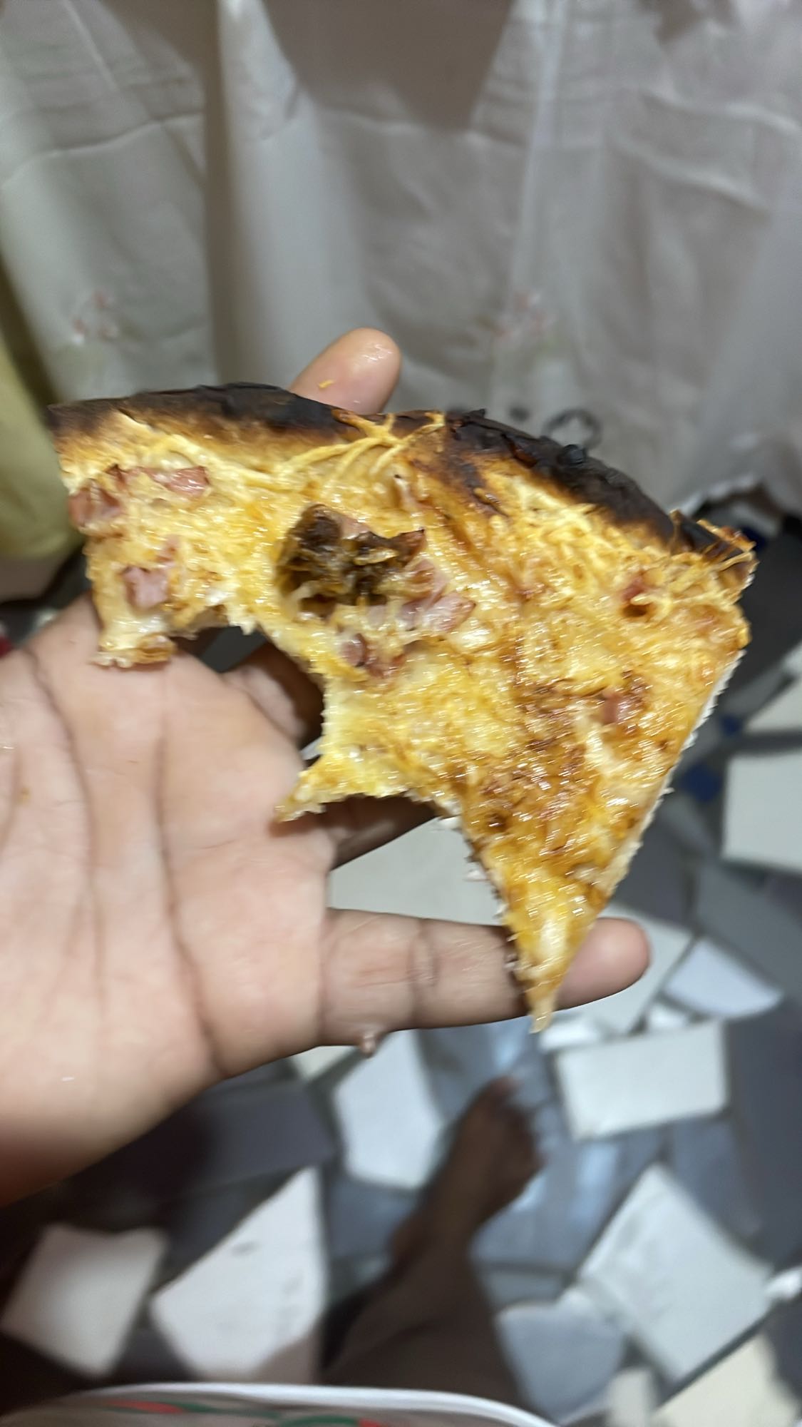 Tranche de pizza fromage jambon