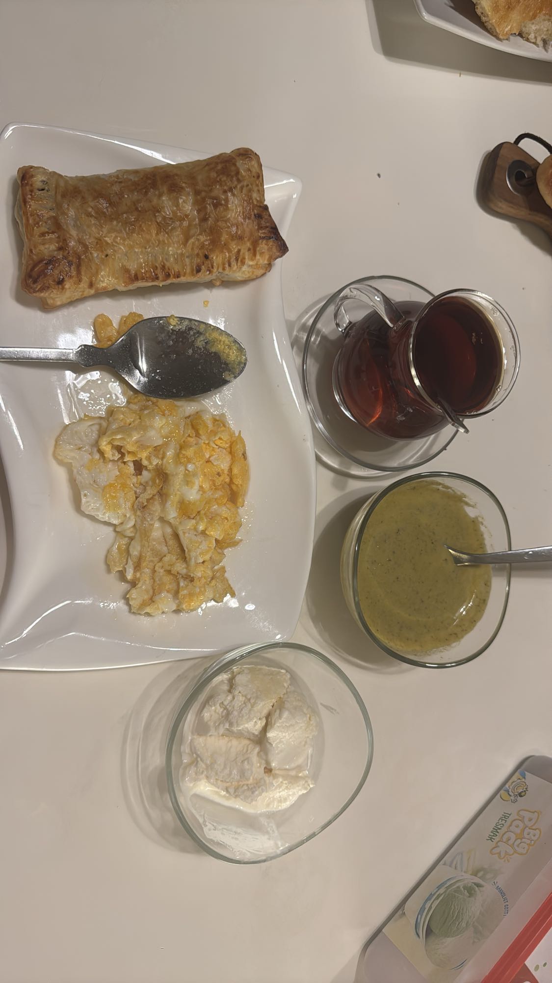 Frukost med ägg och bakverk