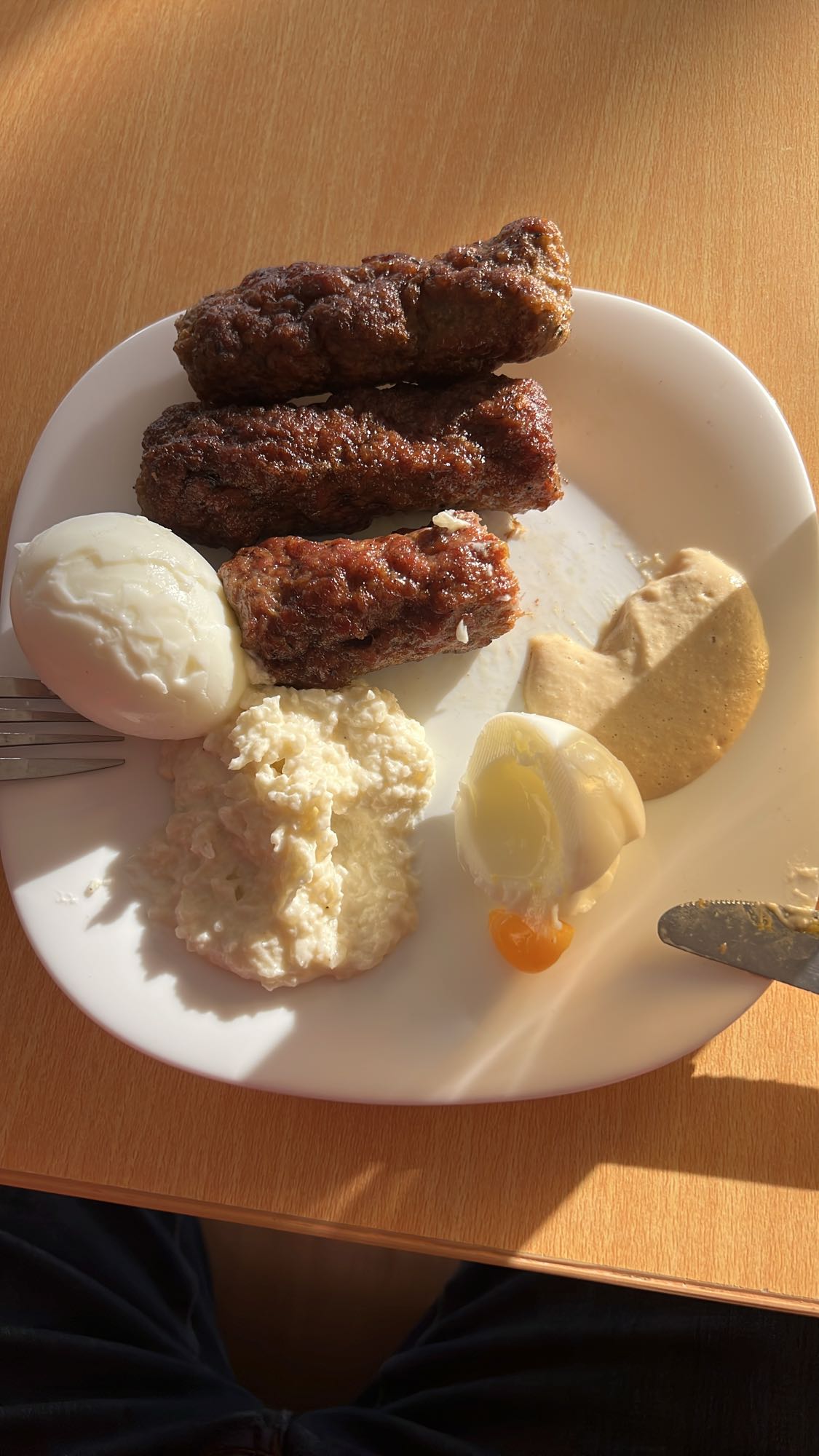 Mic dejun cu mici și ou