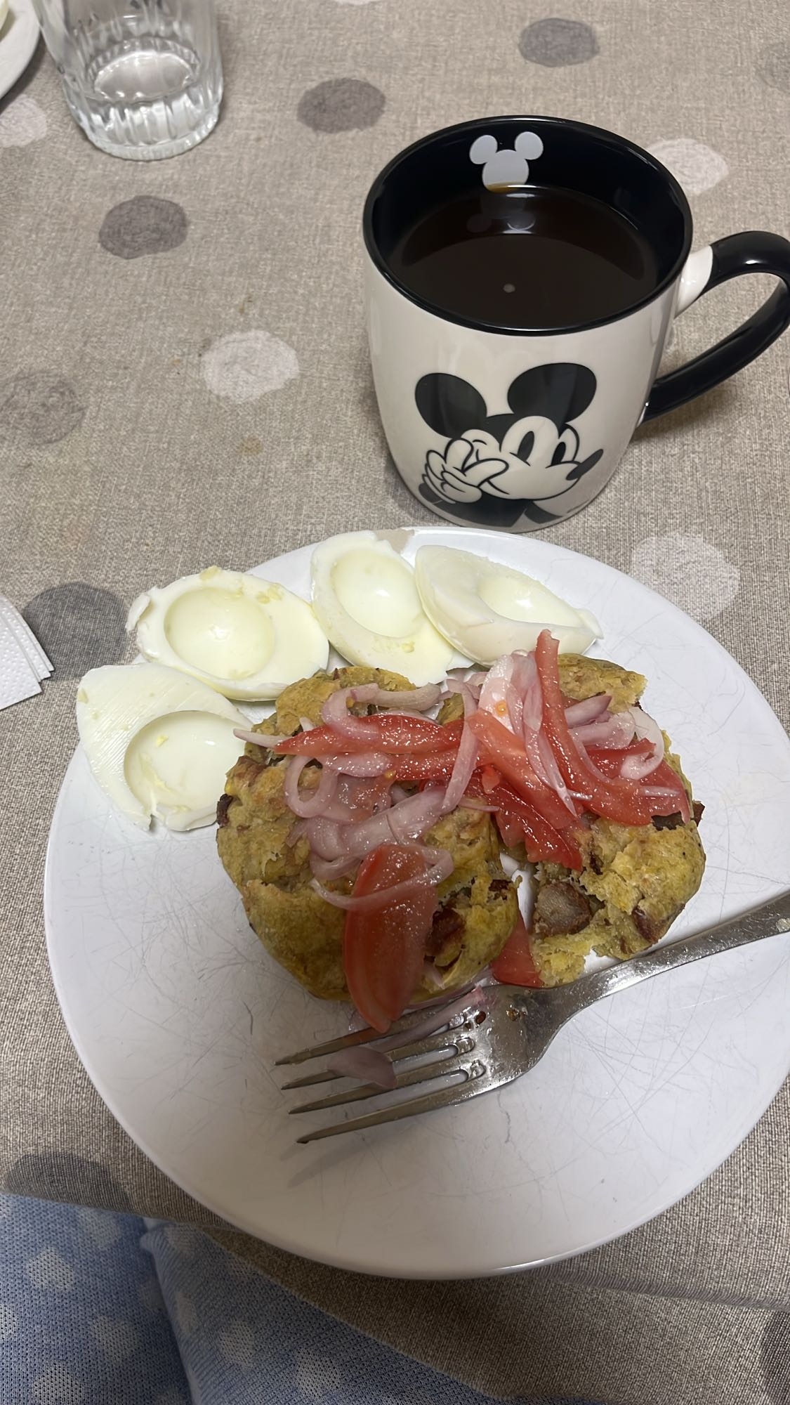 desayuno con mangu y huevos