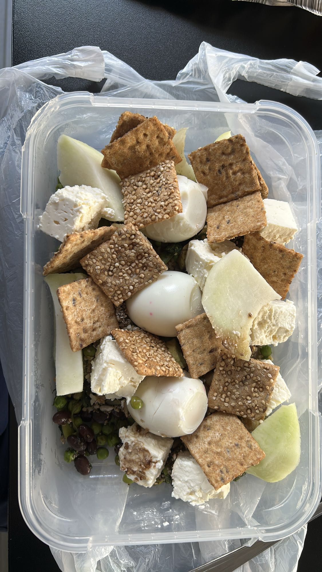 Ensalada con huevo y galletas