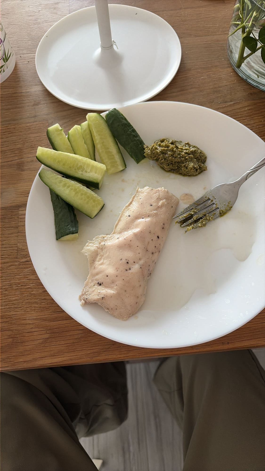 Курица с огурцом и песто