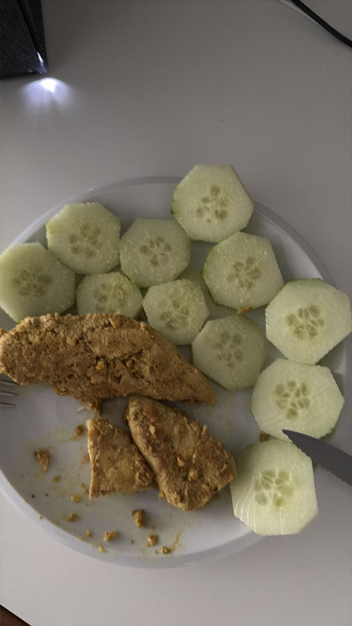 Tavuk ve Salatalık Tabağı