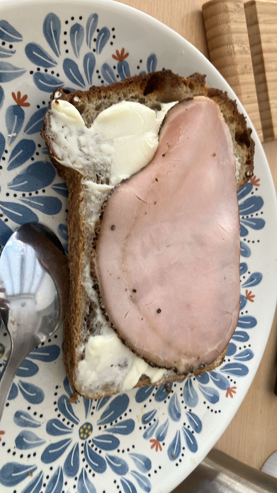 Torrada com presunto e manteiga