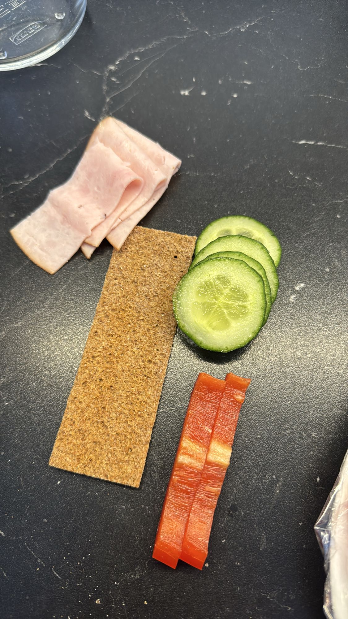 Knäckebröd med skinka och grönsaker
