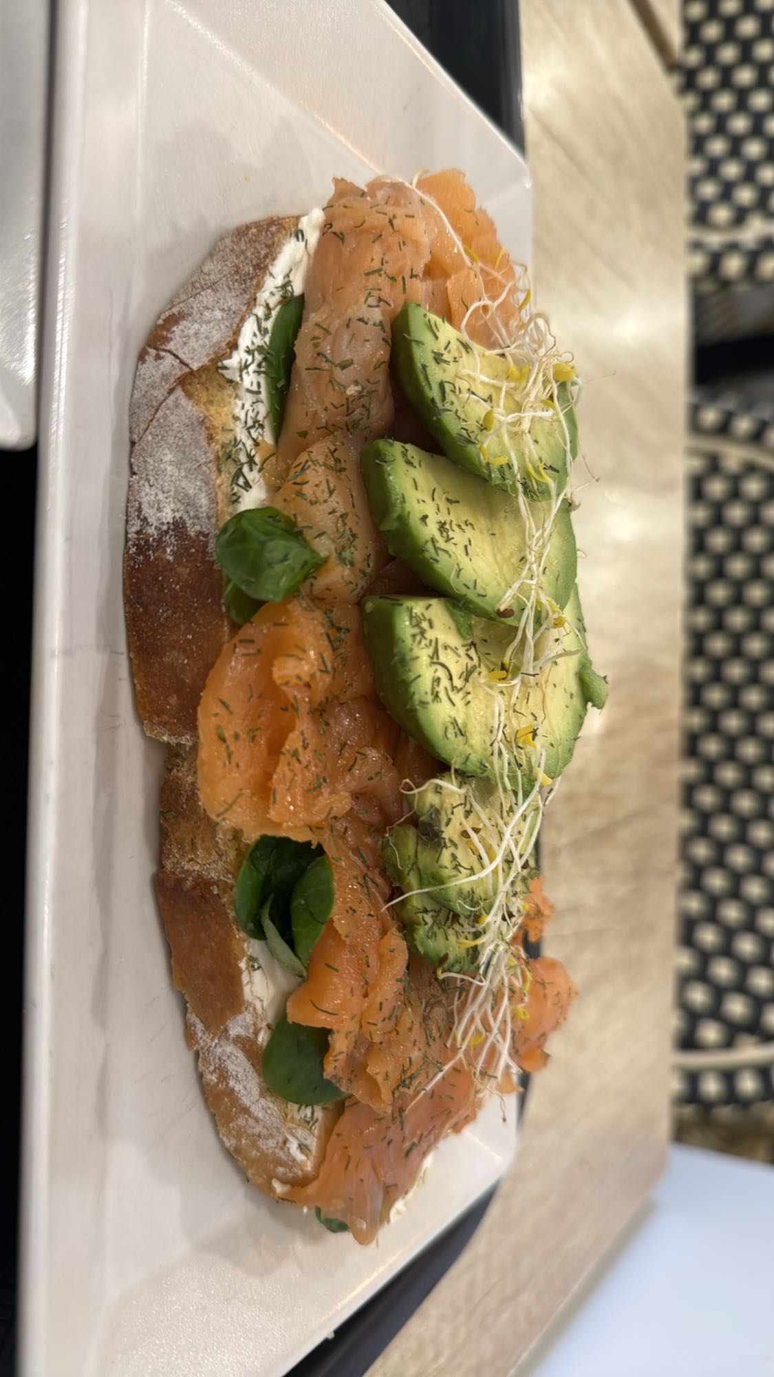 Tostada de salmón y aguacate