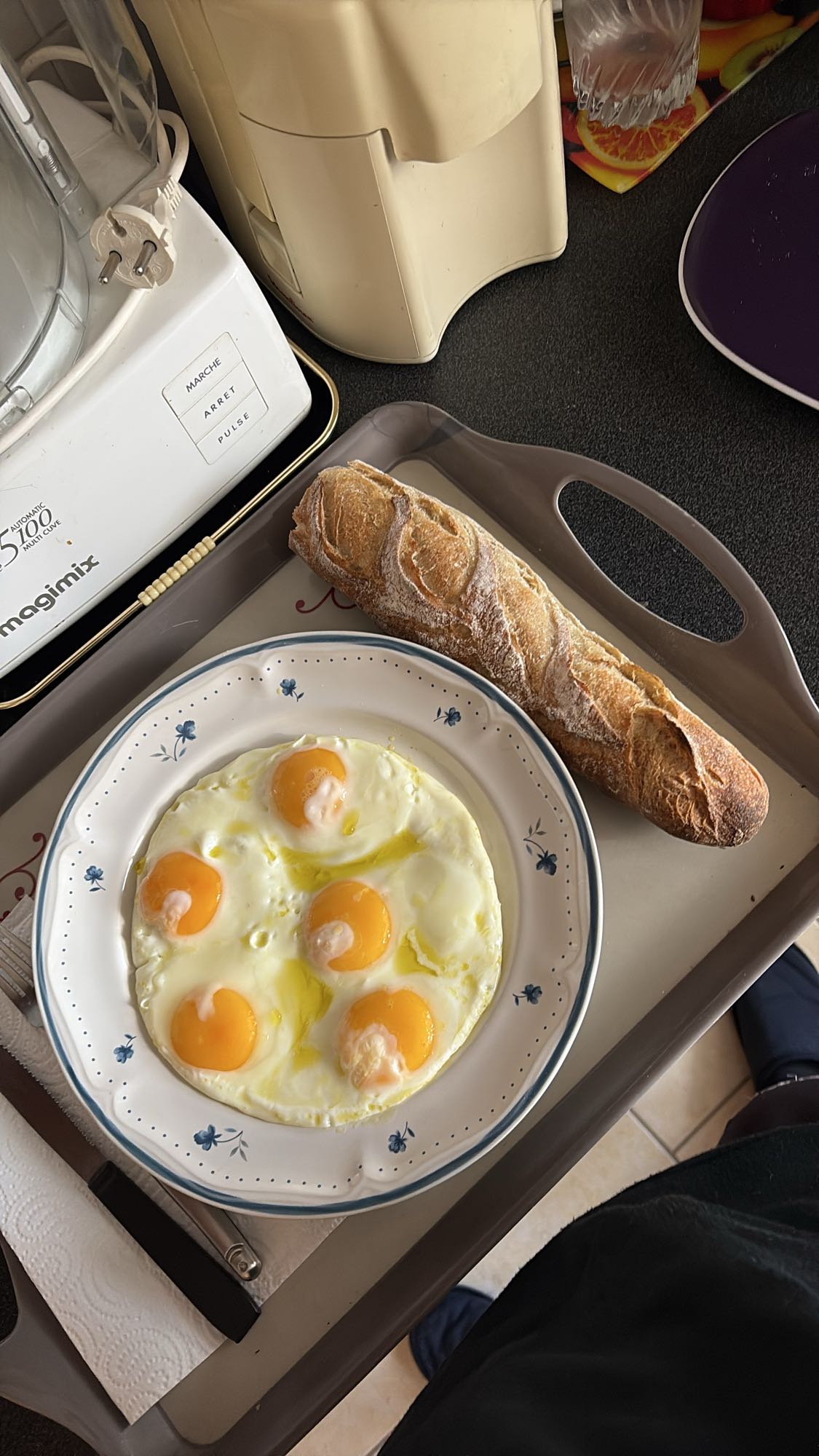 Oeufs au plat et baguette