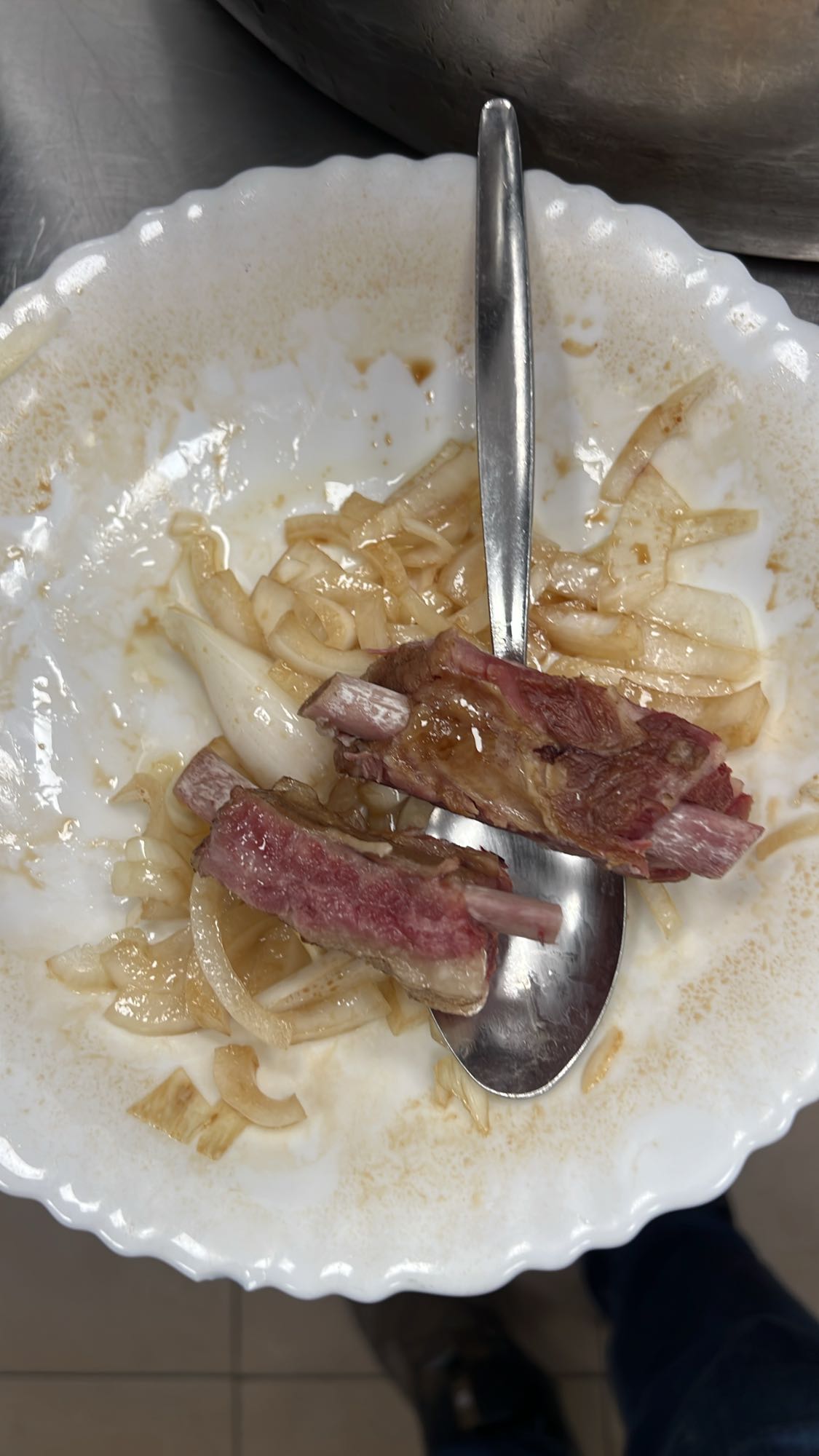 Coaste de vită cu ceapă