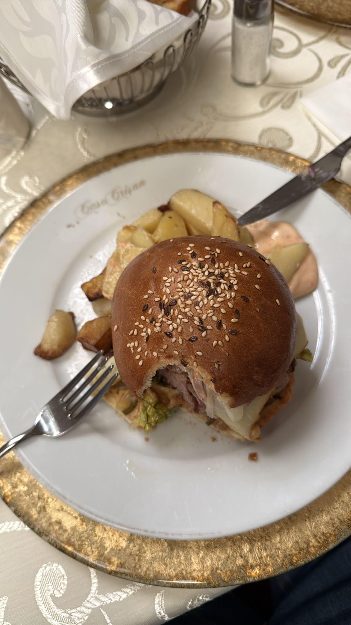 Burger with potatoes