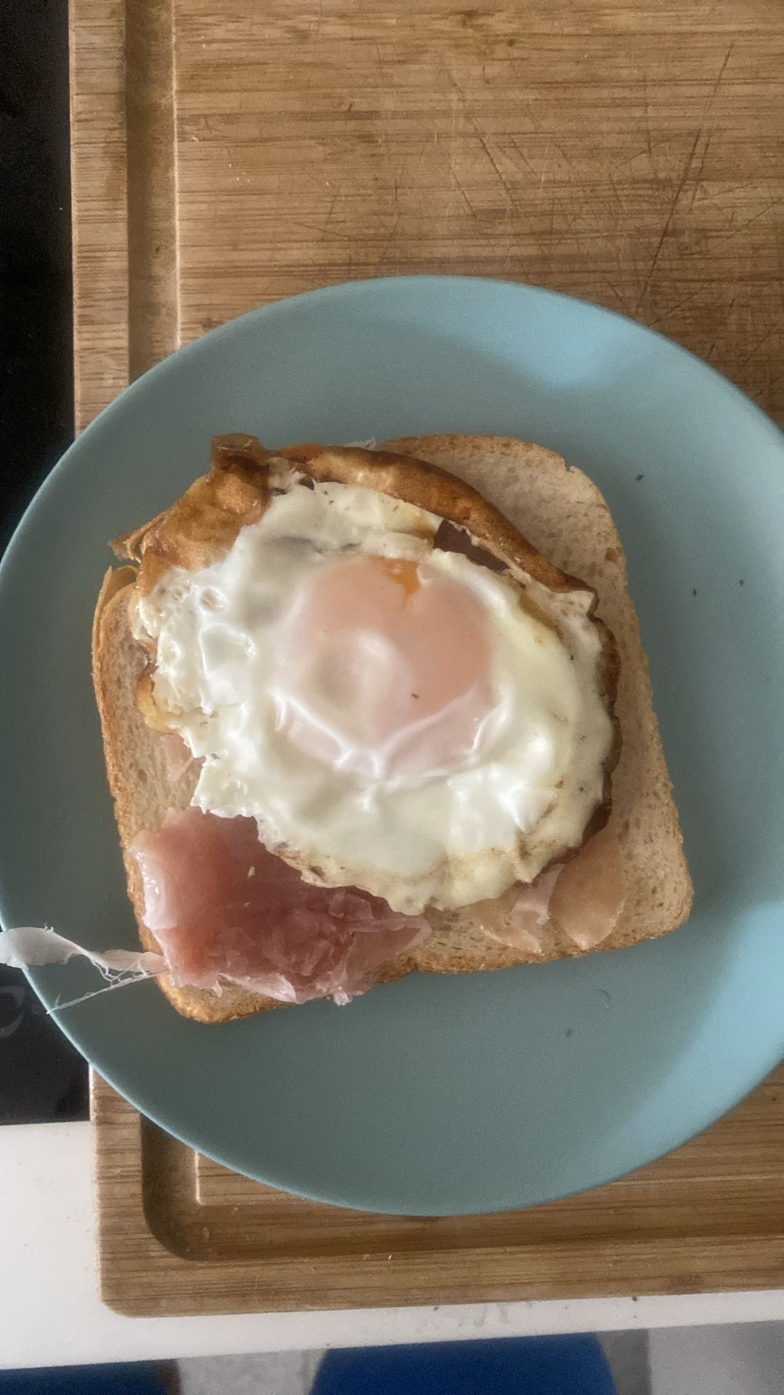 Tostada con huevo y jamón