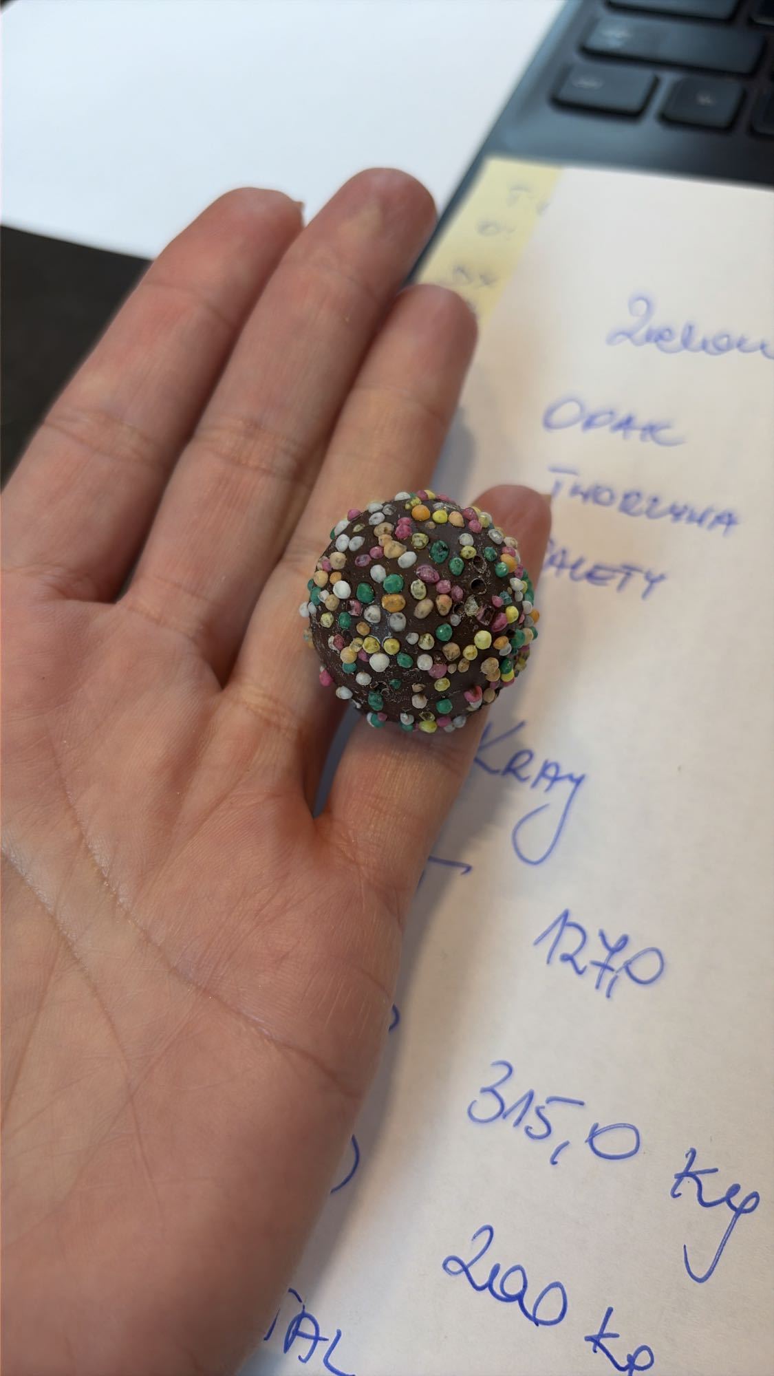 czekoladowa kulka z posypką