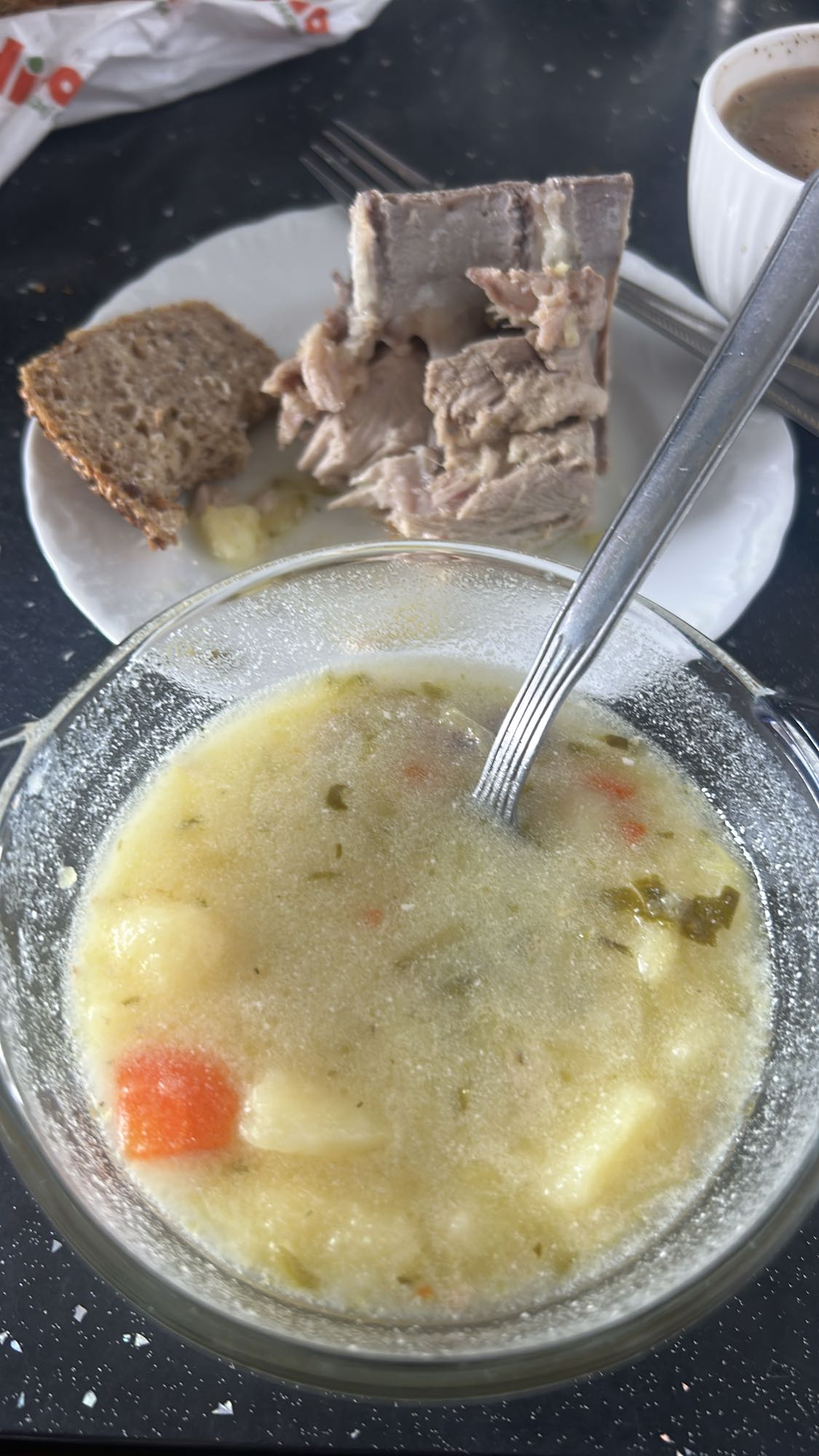 Zupa z mięsem i chlebem