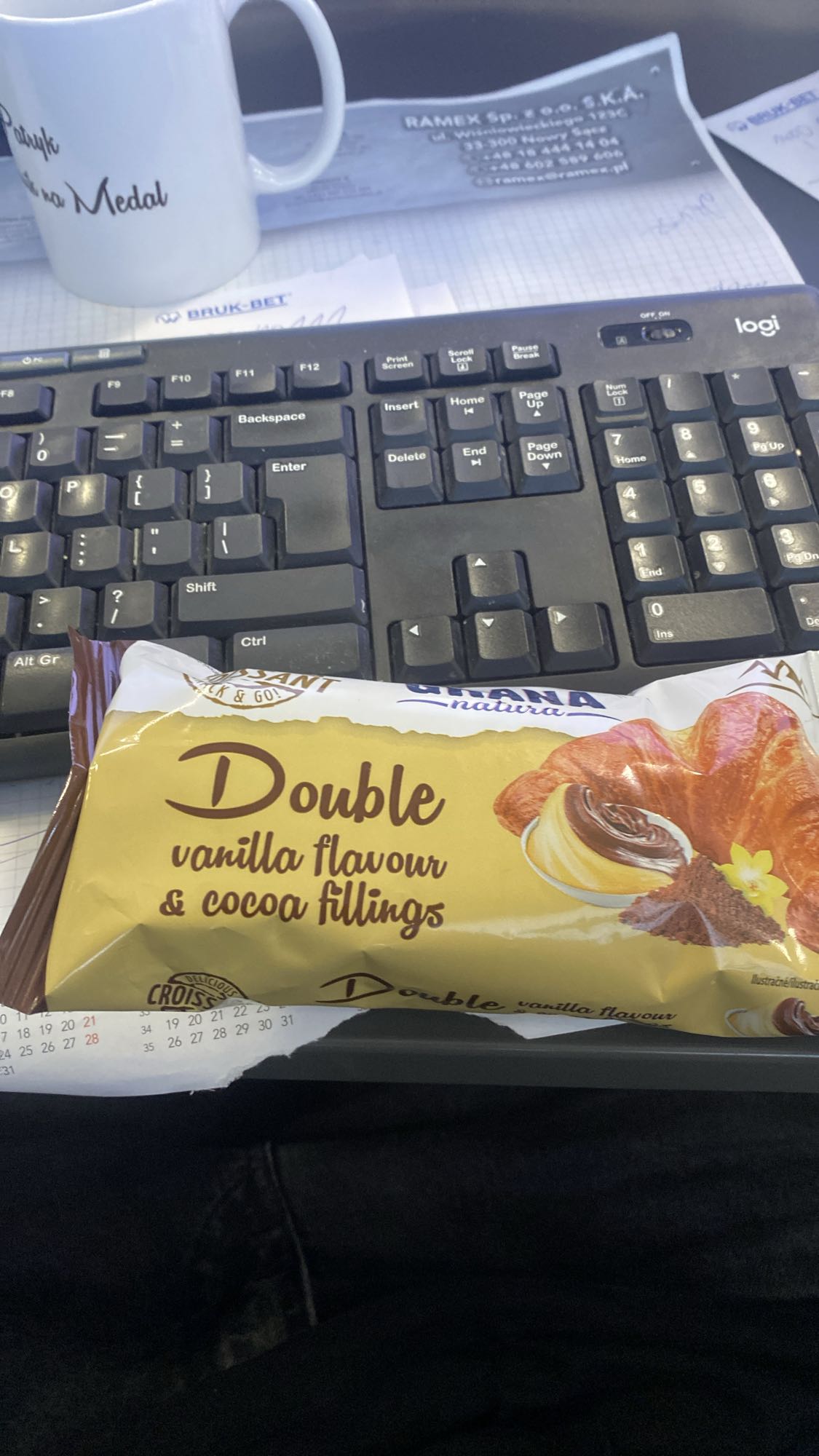 Rogalik z nadzieniem waniliowym i kakaowym