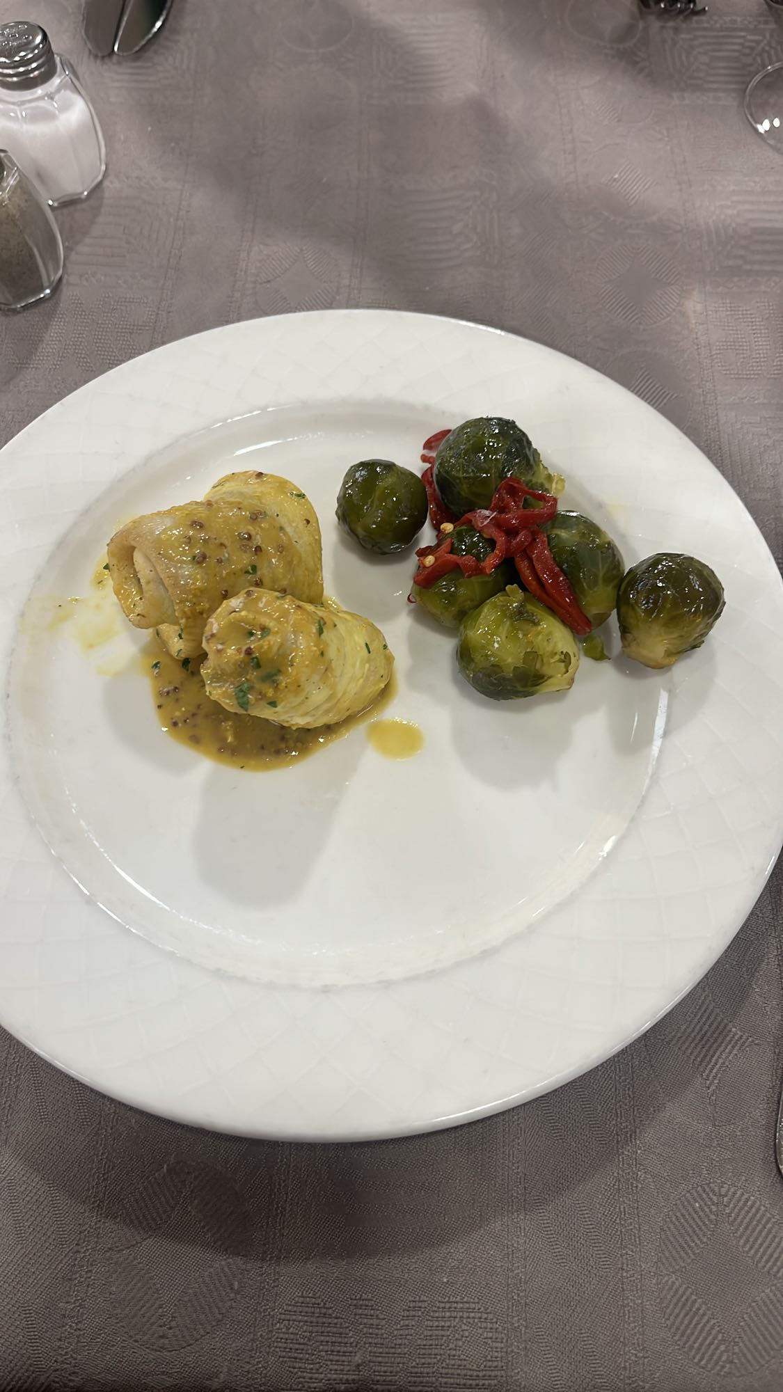 Pechuga con coles y pimientos