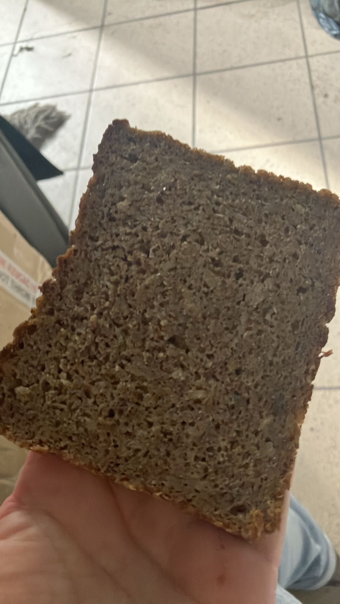 Kromka chleba żytniego