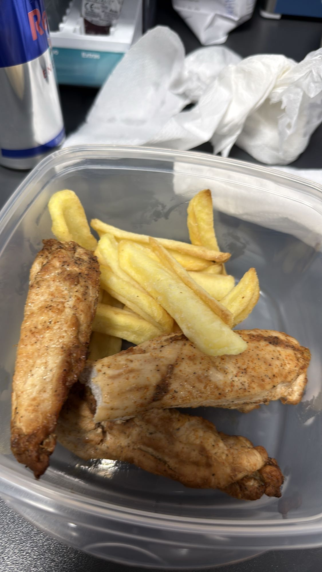 Piept de pui cu cartofi prăjiți