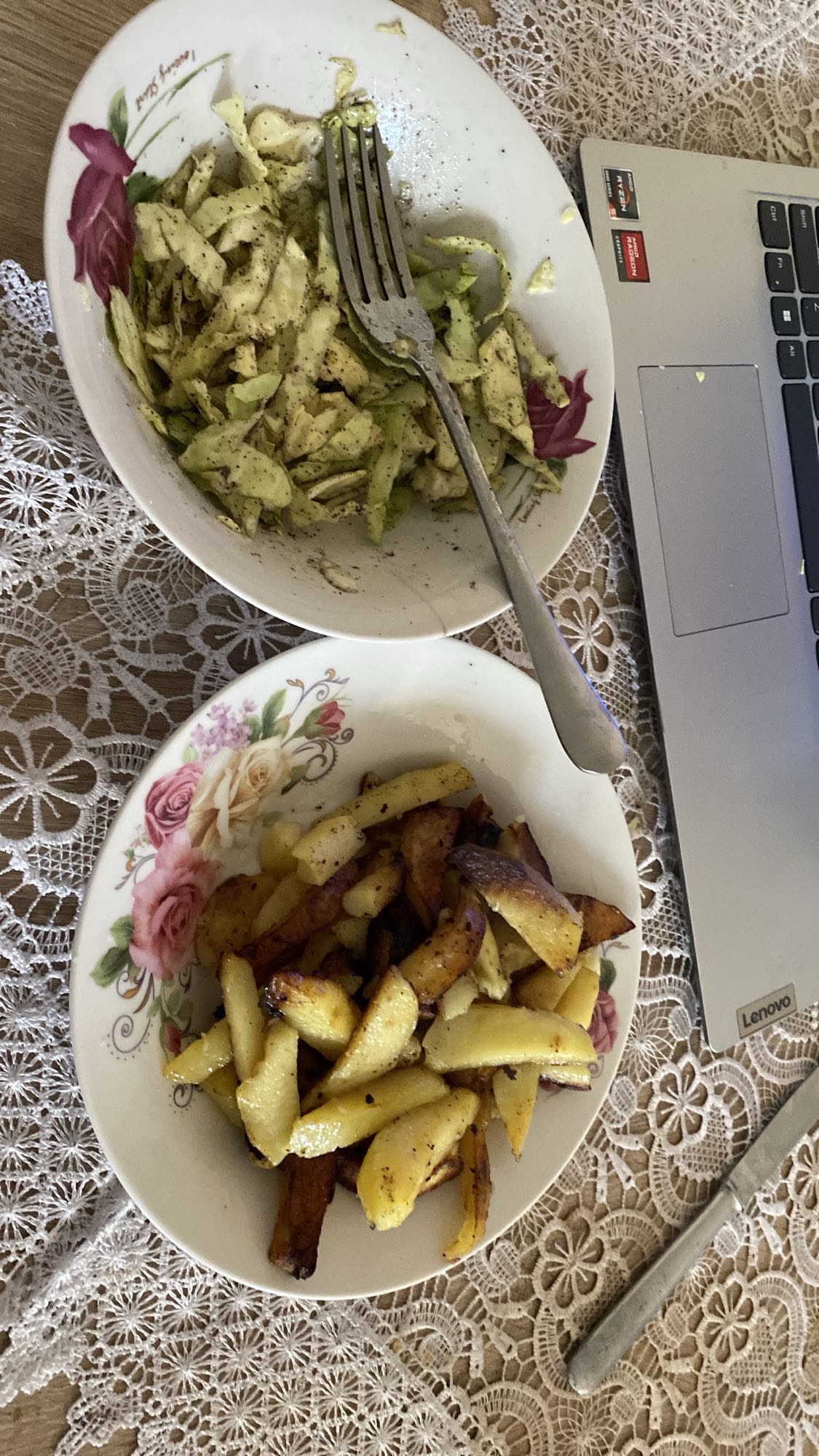 Cartofi copți și salată