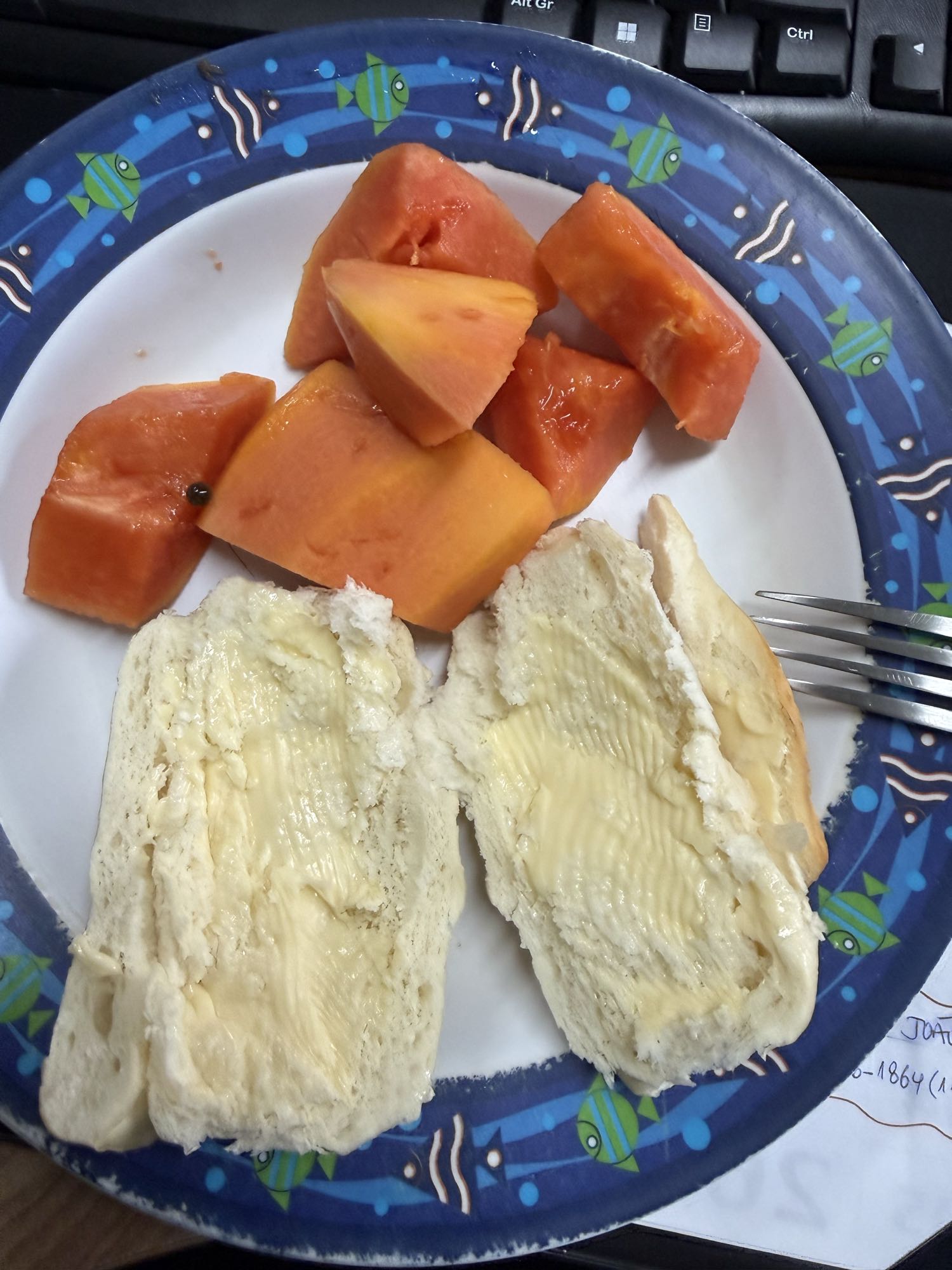 Pão com manteiga e mamão