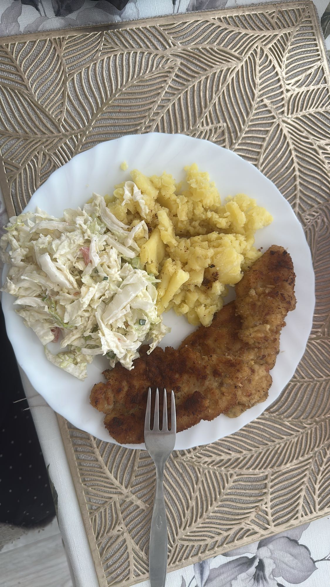 Kotlet schabowy z ziemniakami i surówką