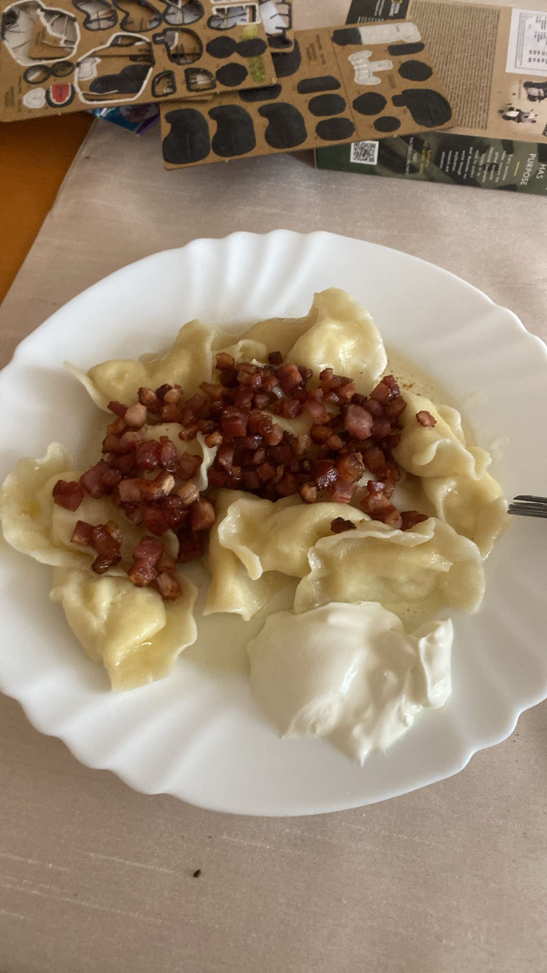 Pierogi z boczkiem i śmietaną